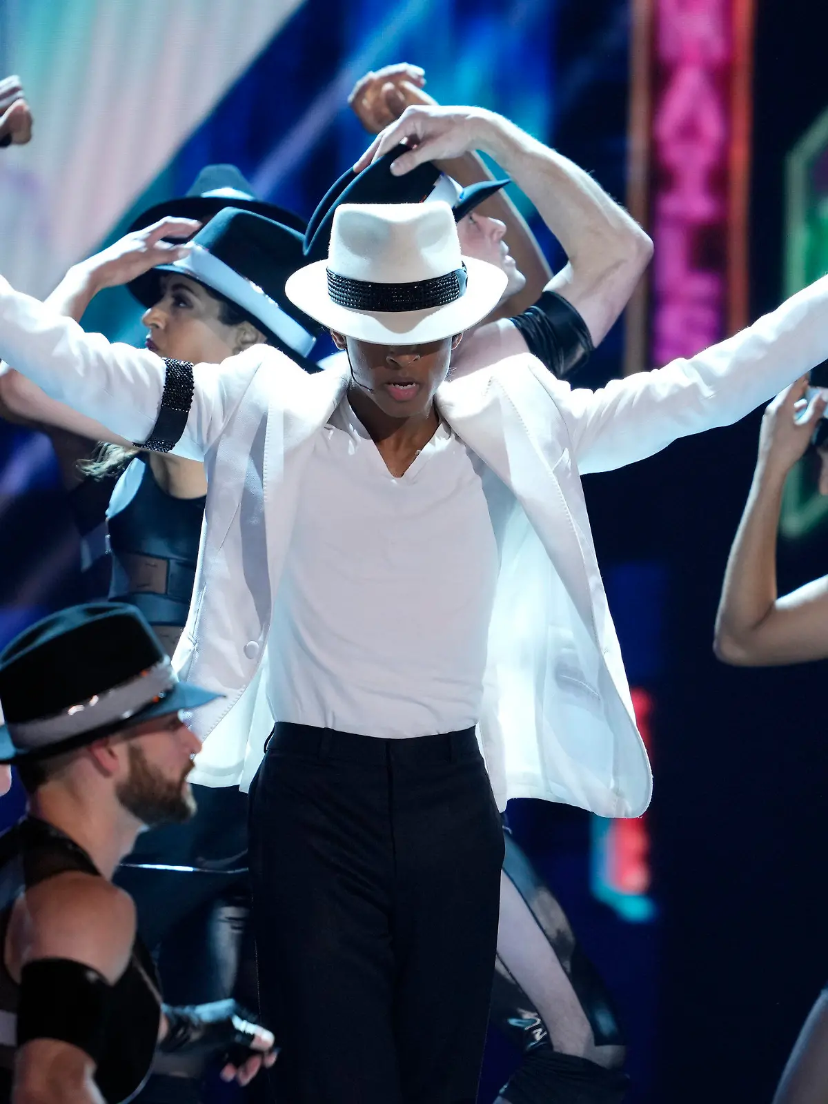 ARCHIV - 13.06.2022, USA, New York: Myles Frost, Schauspieler aus den USA, und die Besetzung von «MJ» treten bei der 75. jährlichen Tony-Verleihung in der Radio City Music Hall in New York auf. (zu dpa: «Michael Jackson Musical» kommt im Spätherbst 2024 nach Hamburg ) Foto: Charles Sykes/Invision/AP/dpa +++ dpa-Bildfunk +++