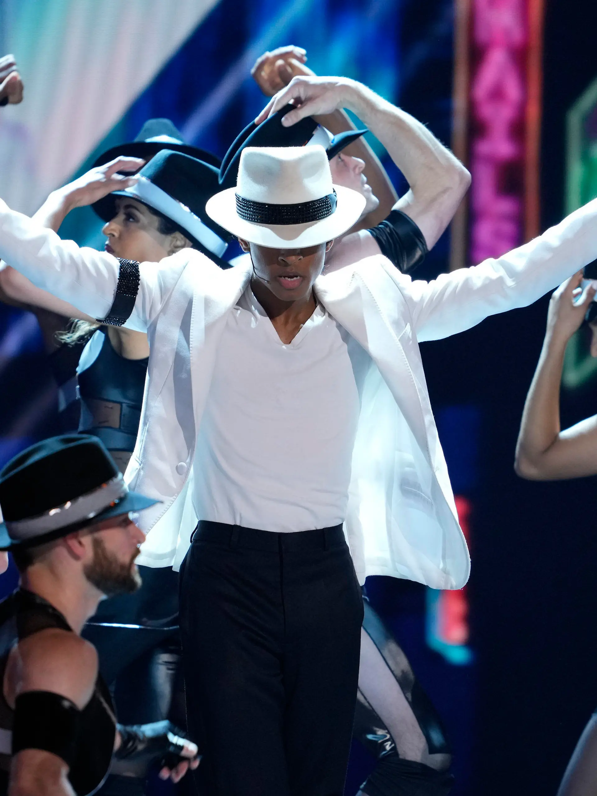 ARCHIV - 13.06.2022, USA, New York: Myles Frost, Schauspieler aus den USA, und die Besetzung von «MJ» treten bei der 75. jährlichen Tony-Verleihung in der Radio City Music Hall in New York auf. (zu dpa: «Michael Jackson Musical» kommt im Spätherbst 2024 nach Hamburg ) Foto: Charles Sykes/Invision/AP/dpa +++ dpa-Bildfunk +++