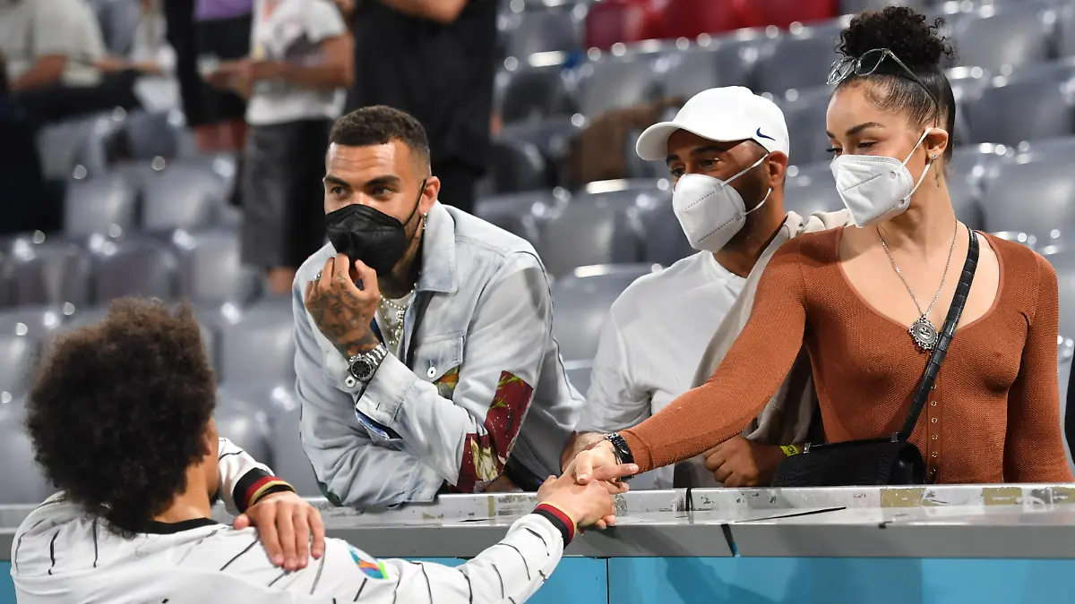 Leroy SANE (GER) mit Freundin Candice BROOK nach Spielende. Gruppenphase,Vorrunde Gruppe F, Spiel M12, Frankreich (F) - Deutschland (GER) 1-0 am 15.06.2021 in Muenchen / Fussball Arena (Alliianz Arena). Fussball EM 2020 vom 11.06.2021-11.07.2021.