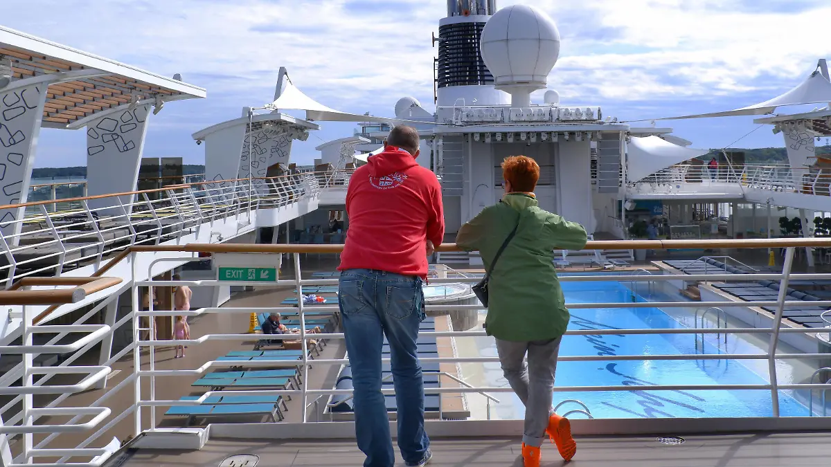 Kreuzfahrt-Mein Schiff Fotoeindruecke bei einer 12 Taegigen Kreuzfahrt von New York USA bis Halifax Canada und zurueck. Deck, Aussendeck, Sonnendeck, Pool, Pooldeck, Pool, Whirpool,Wasserbecken, Wasserstrahl, blubbern, Gast, Pasagier, Reisender, Badegast, Kreuzfahrtgast, Kreuzfahrt-Mein Schiff Kreuzfahrtschiff *** Cruise Mein Schiff photo impressions during a 12 day cruise from New York USA to Halifax Canada and back deck, outside deck, sundeck, pool, pool deck, pool, whirpool, water pool, water jet, bubbling, guest, passenger, traveler, bather, cruise guest, cruise Mein Schiff cruise ship