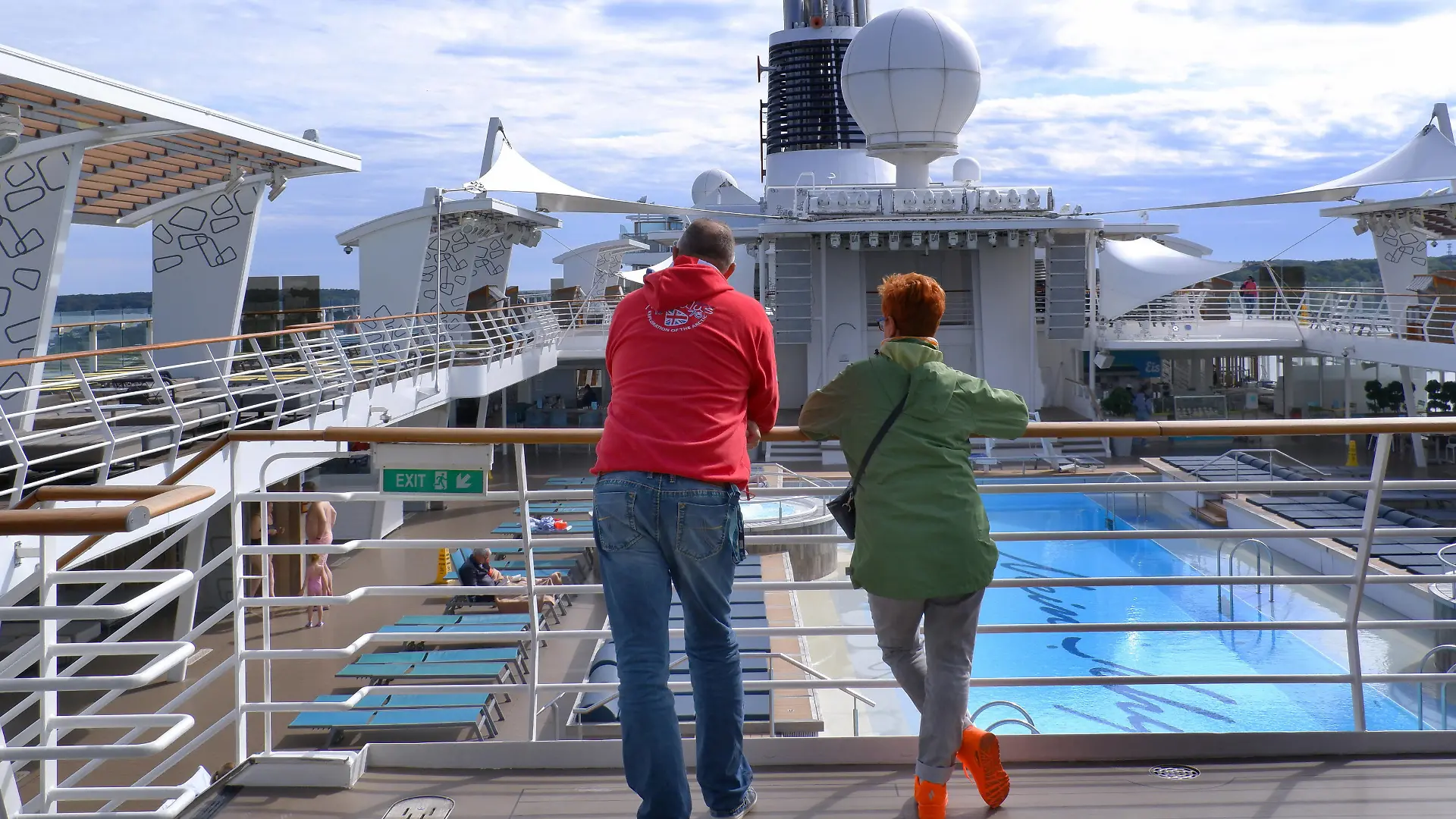 Kreuzfahrt-Mein Schiff Fotoeindruecke bei einer 12 Taegigen Kreuzfahrt von New York USA bis Halifax Canada und zurueck. Deck, Aussendeck, Sonnendeck, Pool, Pooldeck, Pool, Whirpool,Wasserbecken, Wasserstrahl, blubbern, Gast, Pasagier, Reisender, Badegast, Kreuzfahrtgast, Kreuzfahrt-Mein Schiff Kreuzfahrtschiff *** Cruise Mein Schiff photo impressions during a 12 day cruise from New York USA to Halifax Canada and back deck, outside deck, sundeck, pool, pool deck, pool, whirpool, water pool, water jet, bubbling, guest, passenger, traveler, bather, cruise guest, cruise Mein Schiff cruise ship