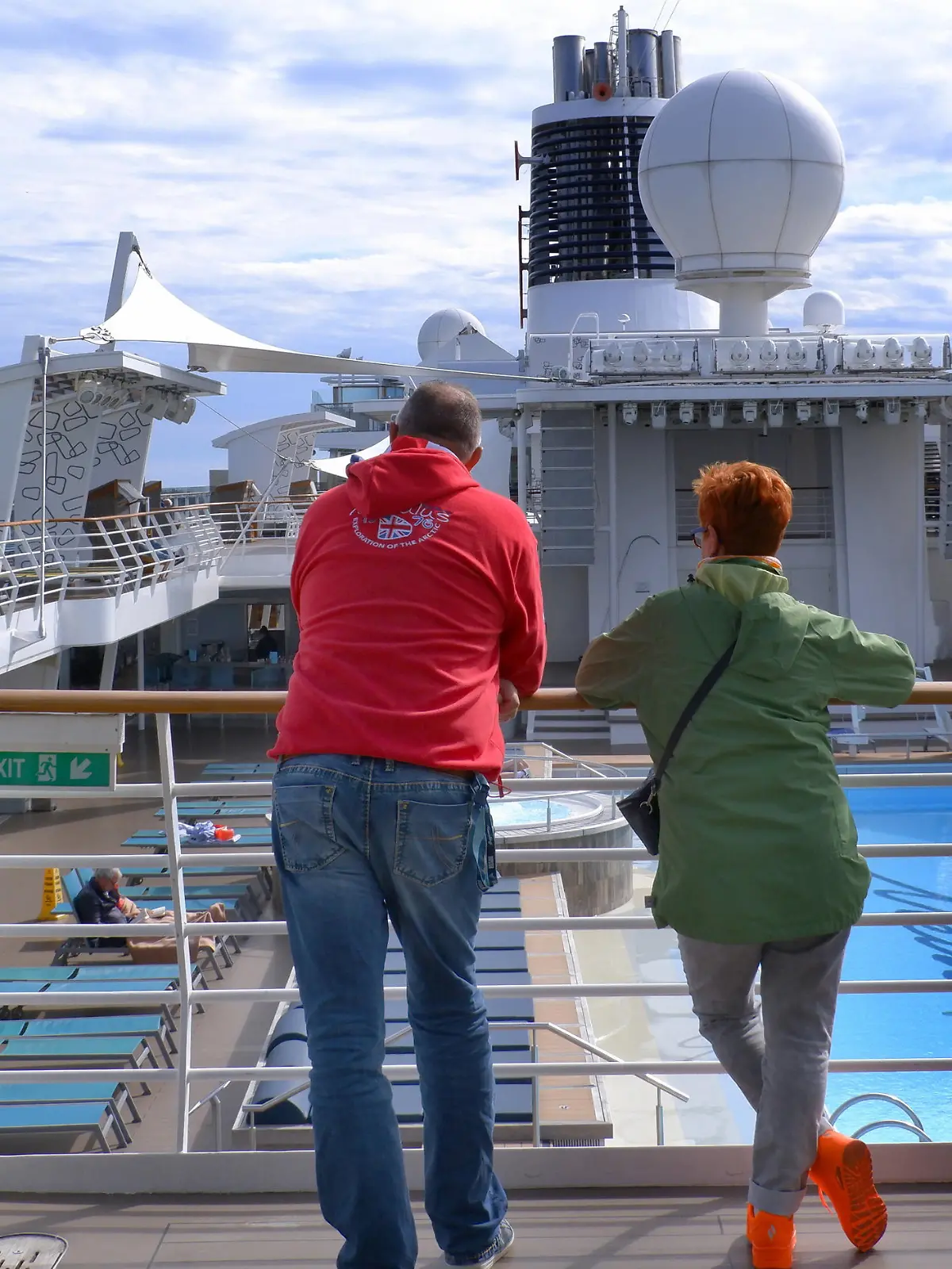 Kreuzfahrt-Mein Schiff Fotoeindruecke bei einer 12 Taegigen Kreuzfahrt von New York USA bis Halifax Canada und zurueck. Deck, Aussendeck, Sonnendeck, Pool, Pooldeck, Pool, Whirpool,Wasserbecken, Wasserstrahl, blubbern, Gast, Pasagier, Reisender, Badegast, Kreuzfahrtgast, Kreuzfahrt-Mein Schiff Kreuzfahrtschiff *** Cruise Mein Schiff photo impressions during a 12 day cruise from New York USA to Halifax Canada and back deck, outside deck, sundeck, pool, pool deck, pool, whirpool, water pool, water jet, bubbling, guest, passenger, traveler, bather, cruise guest, cruise Mein Schiff cruise ship
