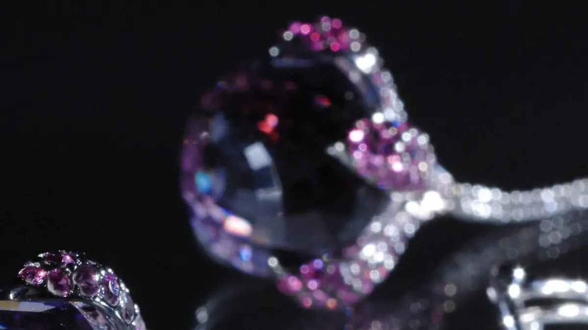 Bucherer, jewellery, amethysts, sapphire, precious stones, ear jewellery, jewellery, reflection, white gold, ear clip,