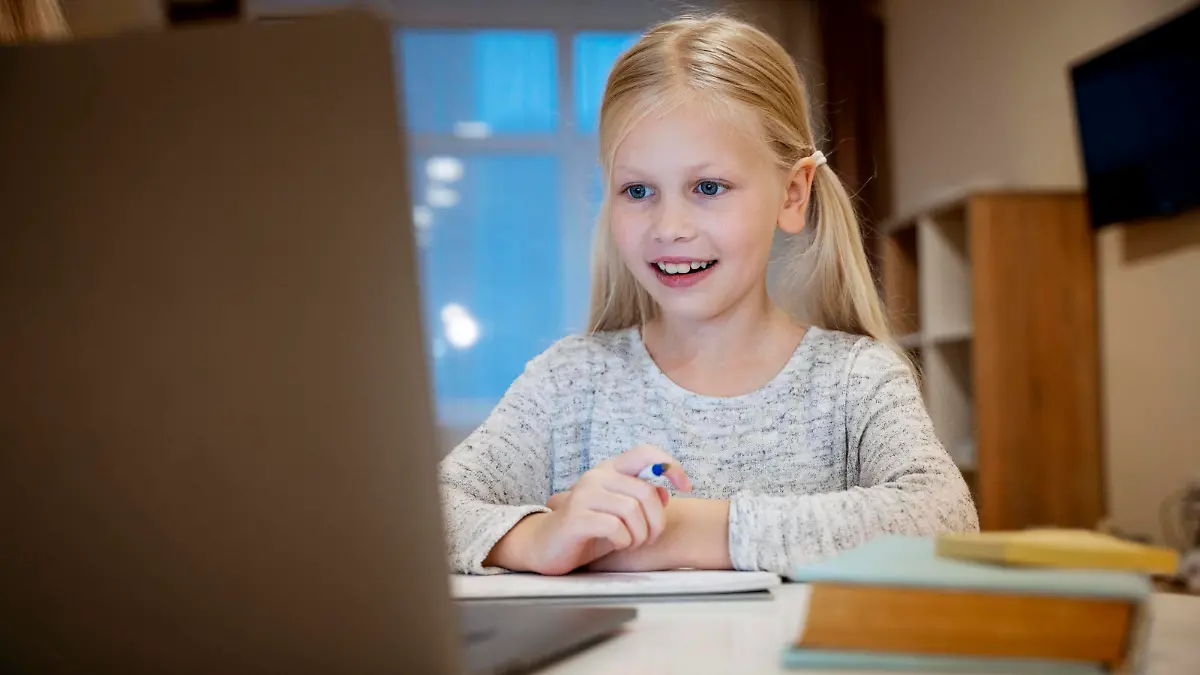 Mädchen macht ihre Hausaufgaben Laptop Konzept *** Girls makes their Homework Laptop Concept Copyright: imageBROKER/OleksandrxLatkun ibxole09587109.jpg Bitte beachten Sie die gesetzlichen Bestimmungen des deutschen Urheberrechtes hinsichtlich der Namensnennung des Fotografen im direkten Umfeld der Veröffentlichung