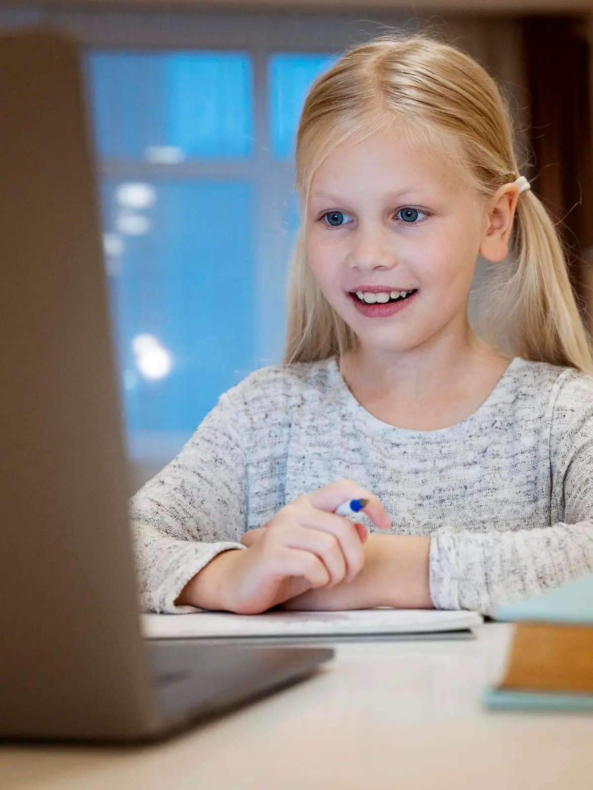 Mädchen macht ihre Hausaufgaben Laptop Konzept *** Girls makes their Homework Laptop Concept Copyright: imageBROKER/OleksandrxLatkun ibxole09587109.jpg Bitte beachten Sie die gesetzlichen Bestimmungen des deutschen Urheberrechtes hinsichtlich der Namensnennung des Fotografen im direkten Umfeld der Veröffentlichung