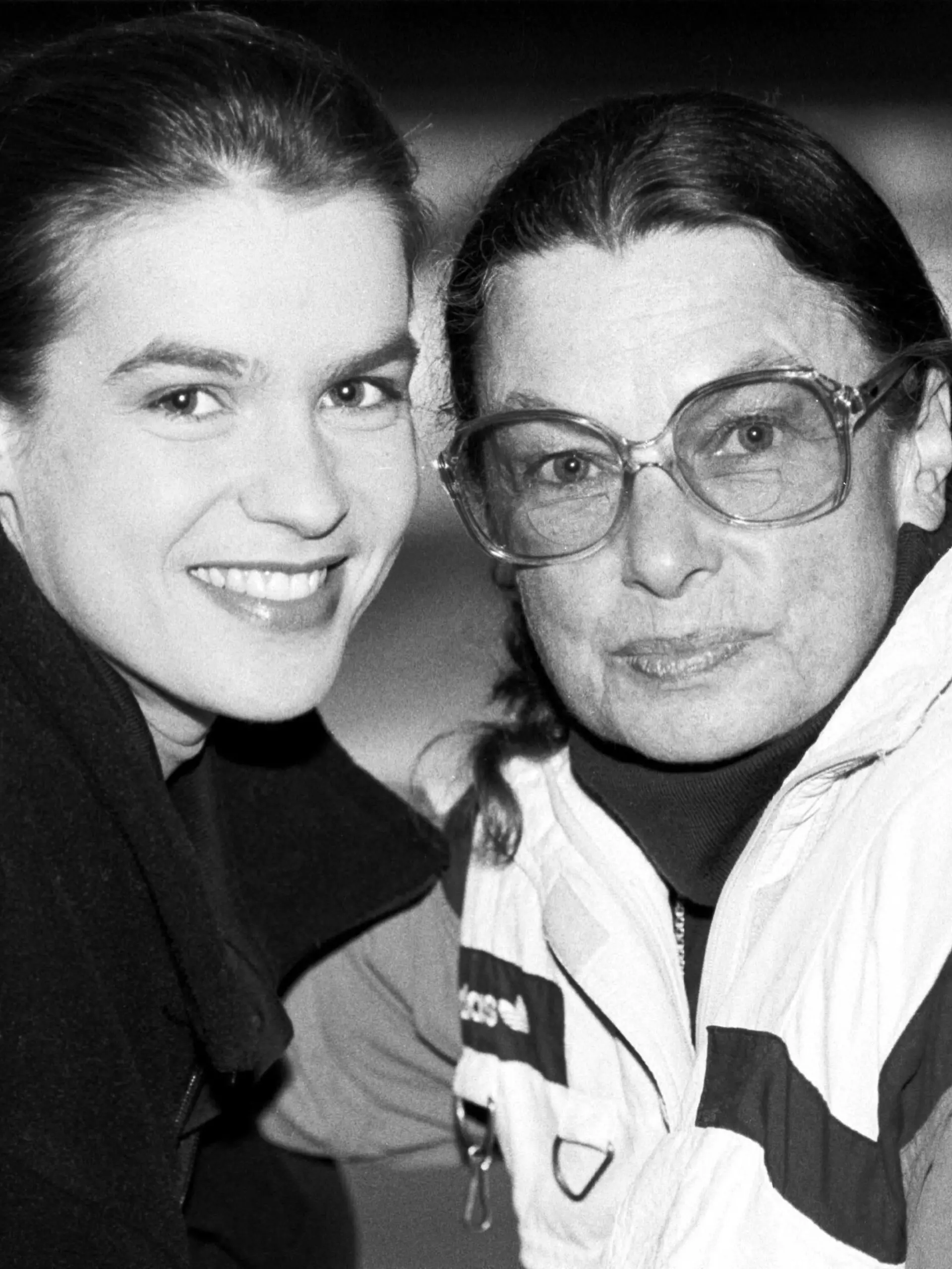 Katarina Witt (li.) mit ihrer Trainerin Jutta Müller 1992