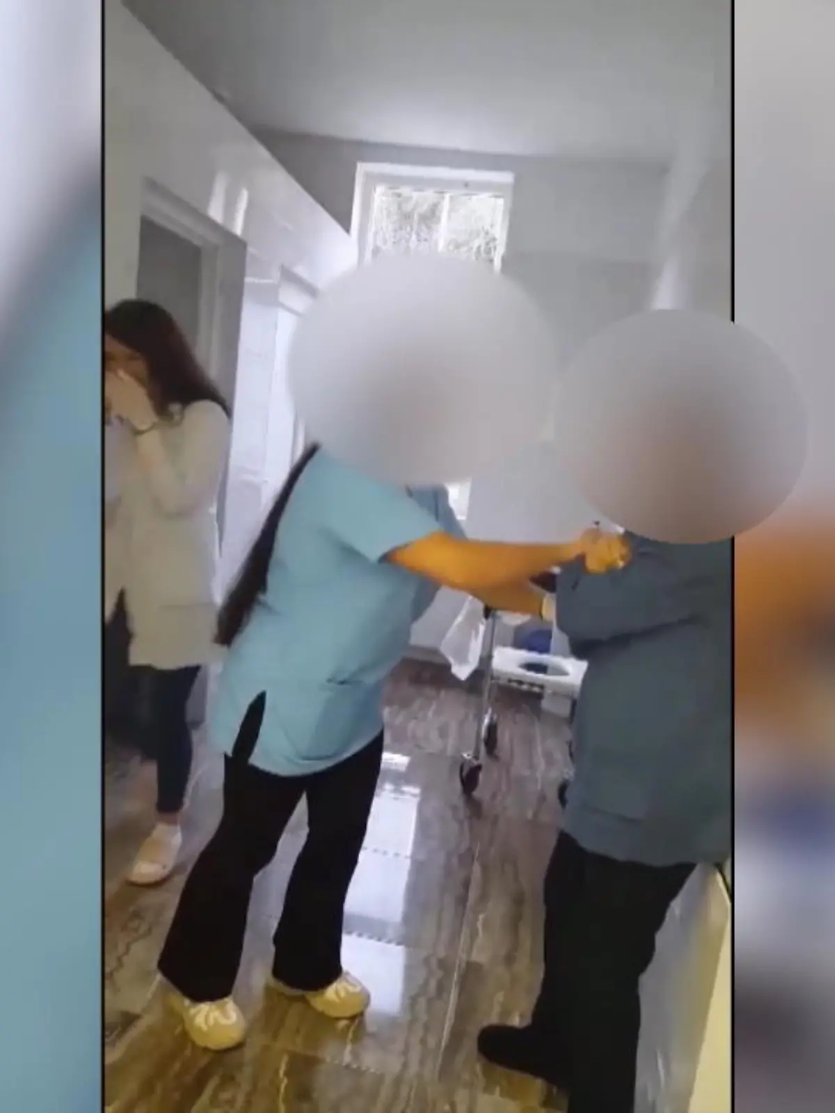 Diese Aufnahmen aus dem Seniorenheim Orenda in Peja machen einfach nur fassungslos: Eine Krankenpflegerin schlägt eine Frau im Altenheim mehrmals ins Gesicht und macht sich daraus mit den Kollegen einen Spaß. Keiner greift ein. Was zuvor vorgefallen ist, zeit das Video nicht. Doch die Seniorin scheint hilflos zu sein. Das Video oben zeigt die unfassbaren Szenen.