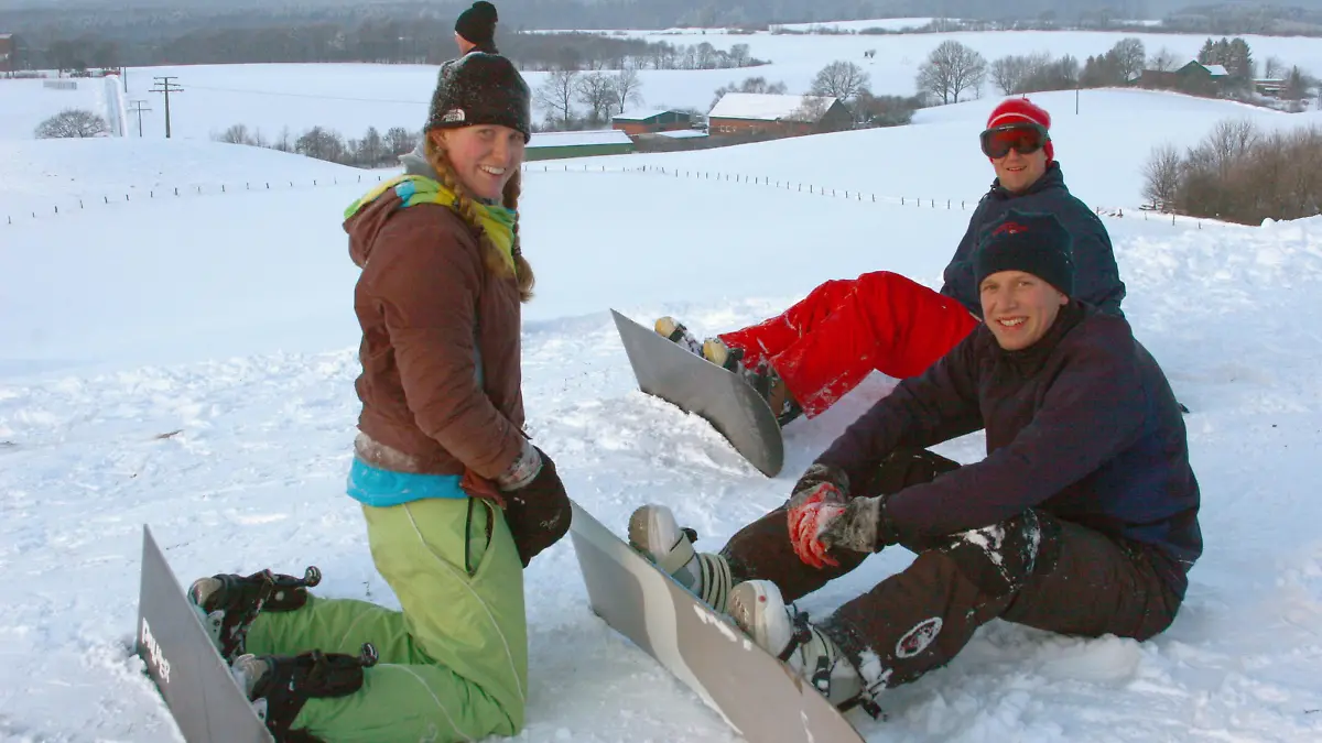 Archiv 03.12.10 - Rodelspass auf Norddeutschlands höchstem Berg - Winterspaß auf dem Bungsberg. Das beliebte Ausflugsziel wird im Winter, Schleswig-Holsteins einziges und damit Deutschlands nördlichstes Wintersportgebiet mit einem eigens für die wenigen Schnee-Tage installierten Ski-Lift.