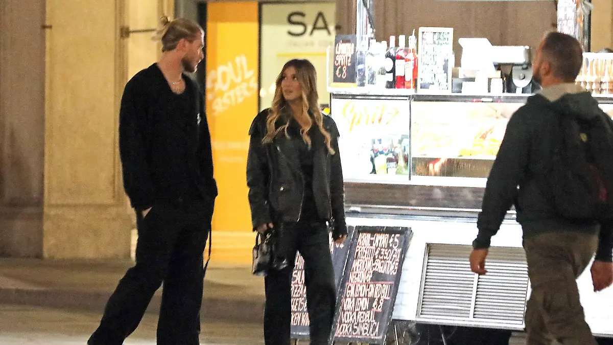 EXCLUSIVE: Loris Karius and Diletta Leotta seen strolling in town in Milan, then having lunch at Terrazza Duomo 21, and finaly getting to Diletta's place. 25 Oct 2022 Pictured: Loris Karius, Diletta Leotta. Photo credit: MEGA TheMegaAgency.com +1 888 505 6342 (Mega Agency TagID: MEGA913557_003.jpg) [Photo via Mega Agency]
