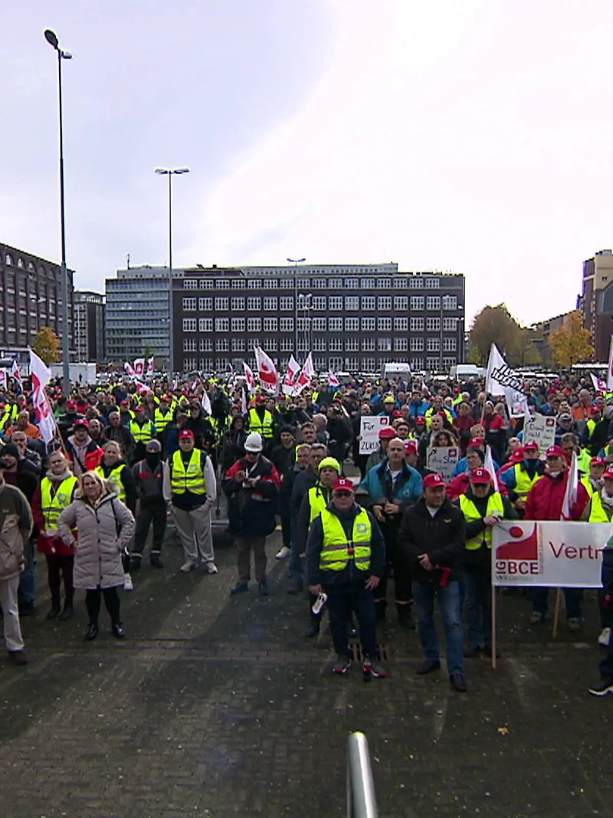 Bild zu: "Großdemo für Brückenstrompreis"