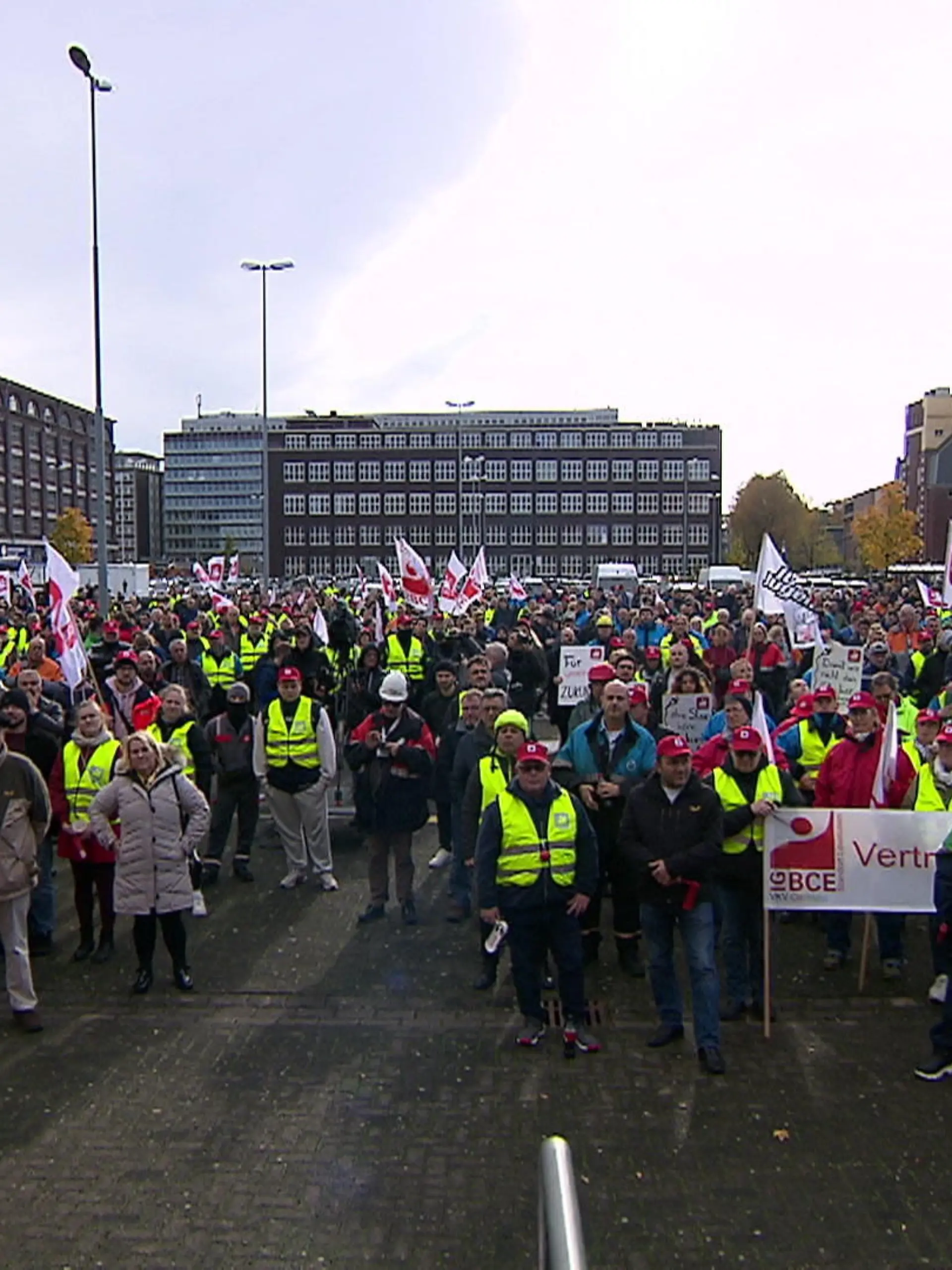 Bild zu: "Großdemo für Brückenstrompreis"