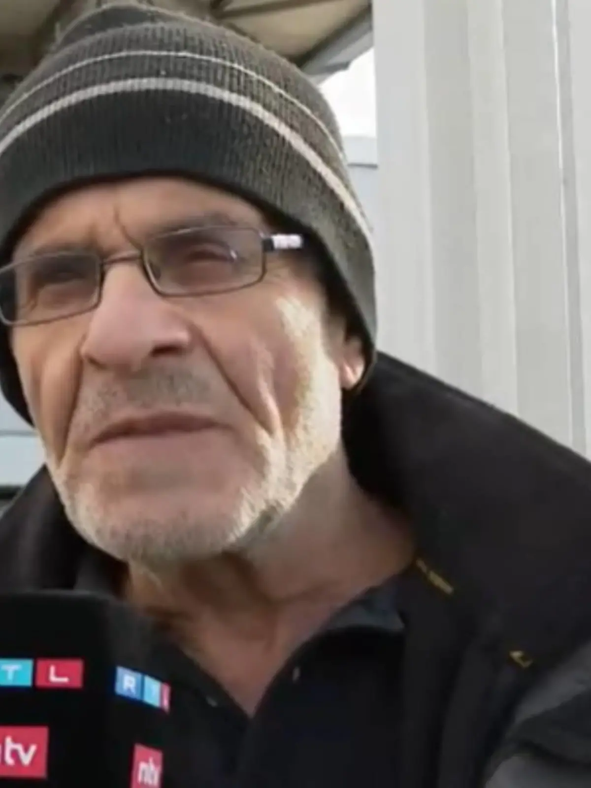 Ali D. besucht den Gerichtsprozess in Düsseldorf - und will verstehen, weshalb sein Sohn sterben musste.