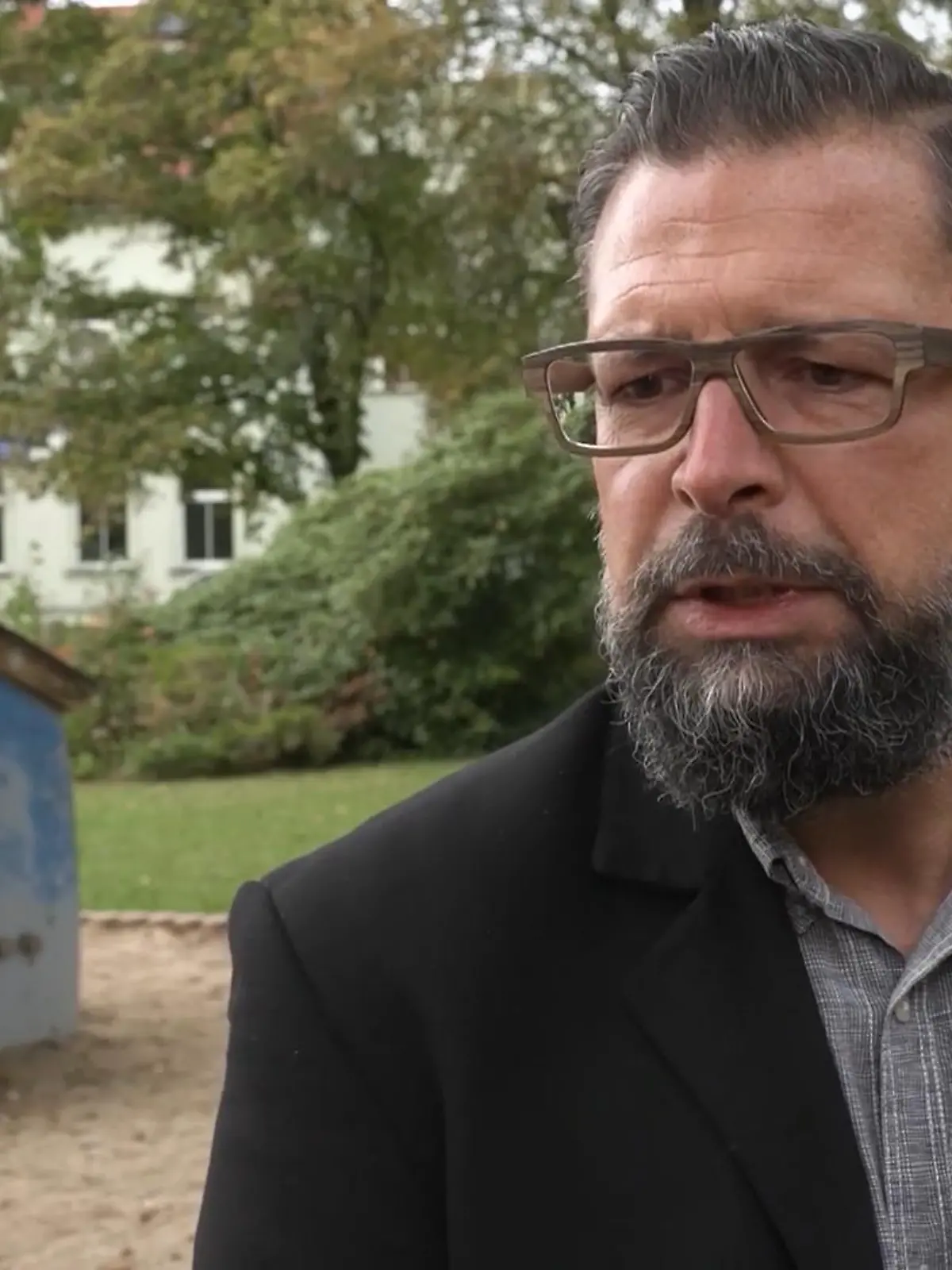 Als er den mutmaßlichen Mobber sieht, rastet er aus: Oberbürgermeister Marcus Steinhart (47) drückt einen 13-jährigen Schüler gegen die Wand und ohrfeigt ihn. Sein Sohn war von dem Jungen offenbar monatelang schikaniert worden. Im RTL-Interview erzählt der 47-Jährige, weshalb die Situation eskalierte.