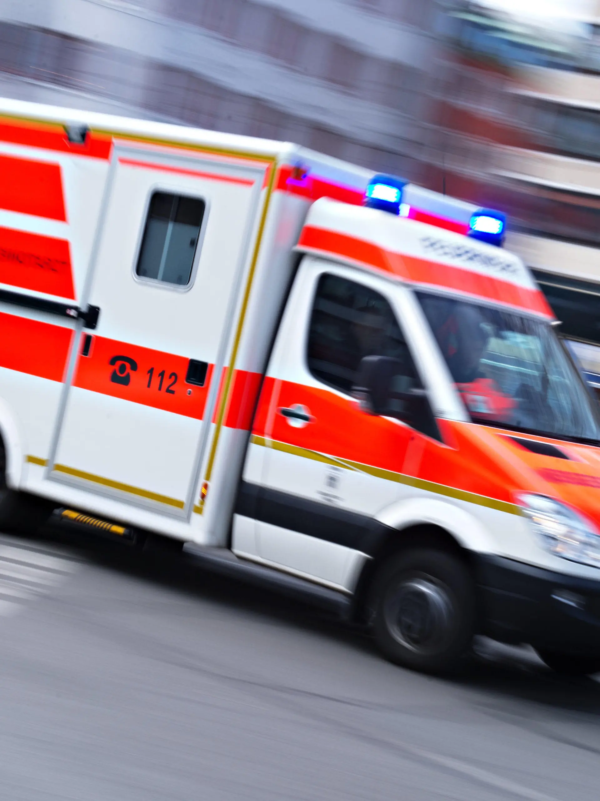 ARCHIV - Ein Rettungswagen fährt am 17.02.2014 mit Blaulicht durch die Innenstadt von München (Oberbayern, Aufnahme mit langer Belichtungszeit).   Foto: Nicolas Armer/dpa   (zu dpa "Immer weniger Herzinfarkt-Tote" vom 28.01.2015) +++(c) dpa - Bildfunk+++
