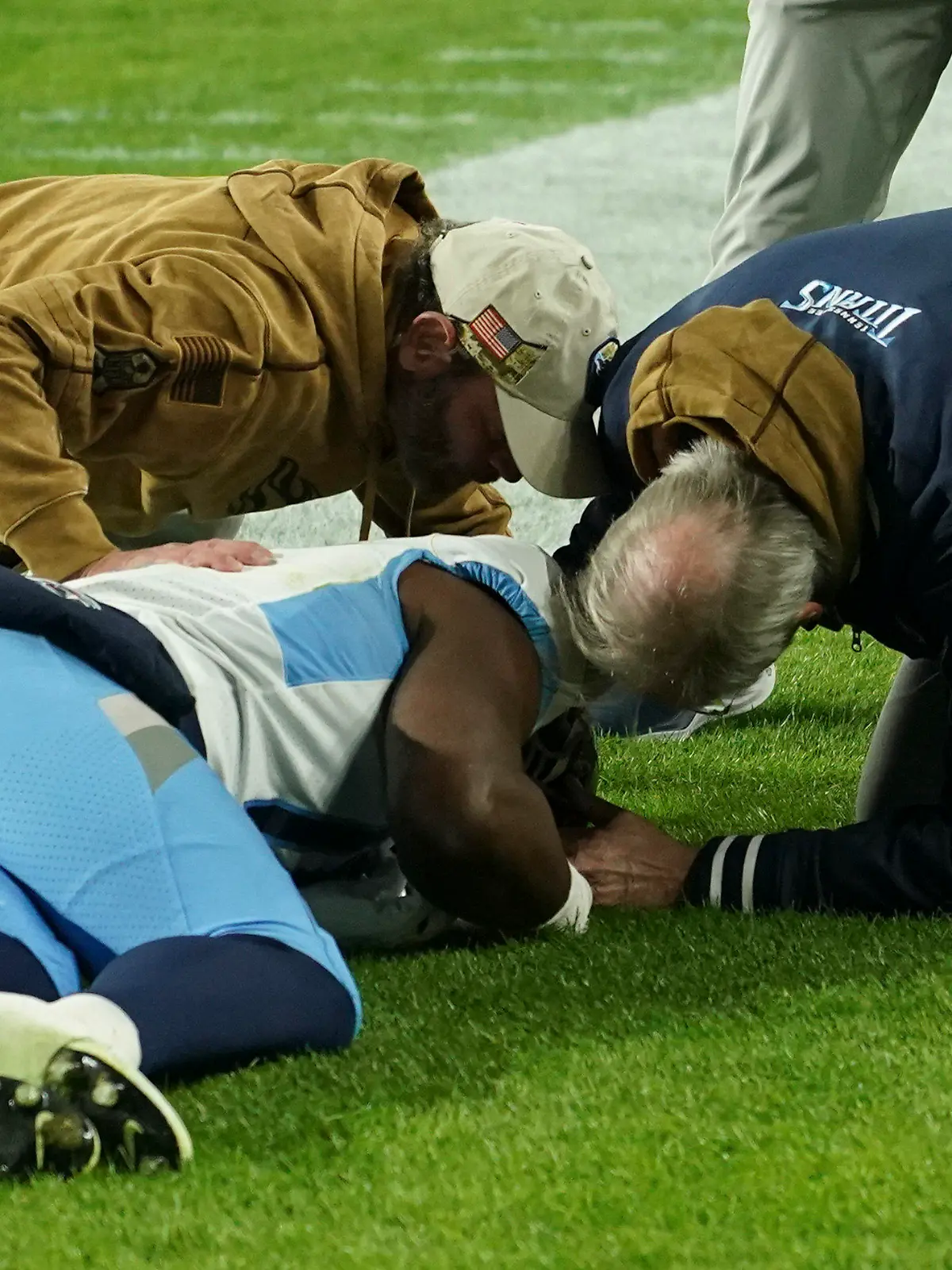 02.11.2023, USA, Pittsburgh: American Football: Profiliga NFL, Hauptrunde, Pittsburgh Steelers - Tennessee Titans. Tennessee Titans Wide Receiver Treylon Burks wird vom medizinischen Personal des Teams untersucht, nachdem er sich verletzt hat. Foto: Matt Freed/AP/dpa +++ dpa-Bildfunk +++