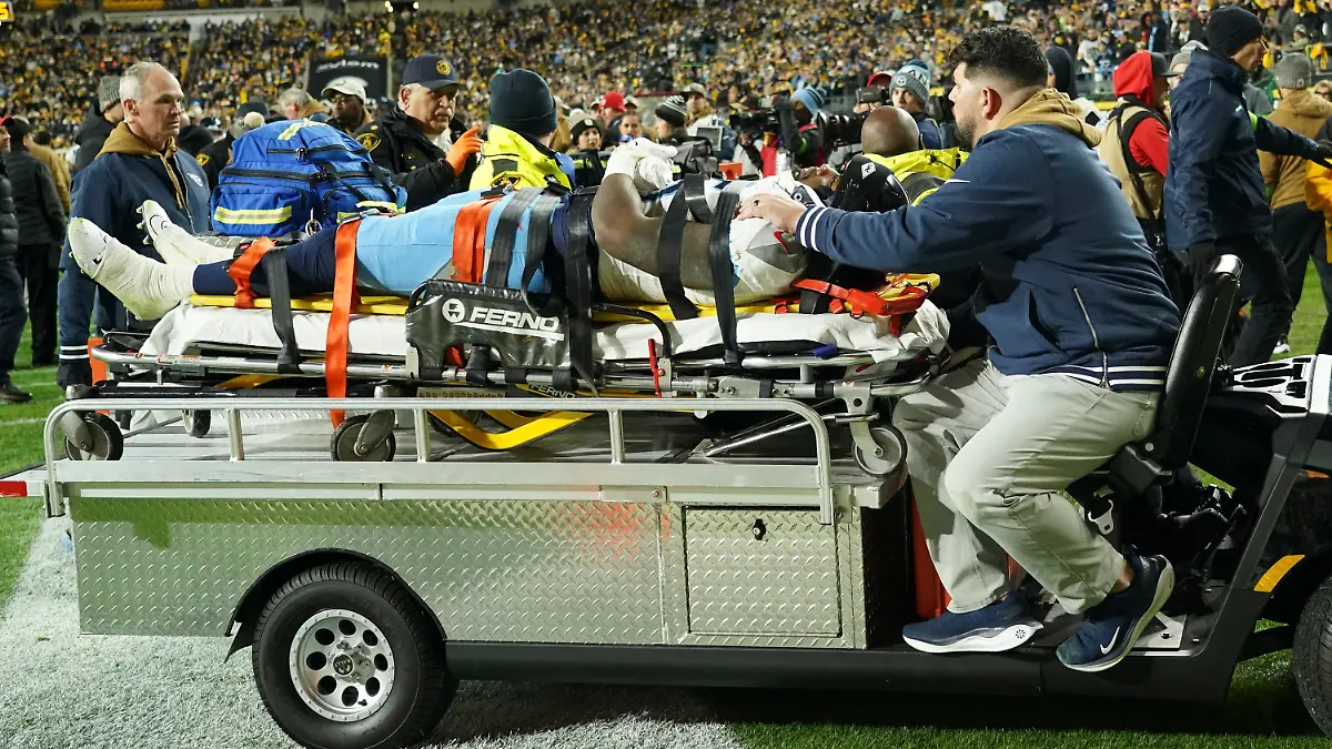 03.11.2023, USA, Pittsburgh: American Football: Profiliga NFL, Hauptrunde, Pittsburgh Steelers - Tennessee Titans. Tennessee Titans Wide Receiver Treylon Burks wird vom Feld gefahren. Foto: Matt Freed/AP/dpa +++ dpa-Bildfunk +++