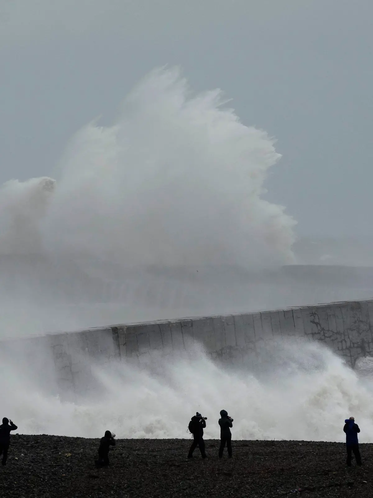 02.11.2023, Großbritannien, Newhaven: Wellen brechen über den Leuchtturm und die Hafenmauer. Das Orkantief «Emir» (international: Ciaran) bedroht Teile von Europa. Foto: Kin Cheung/AP/dpa +++ dpa-Bildfunk +++