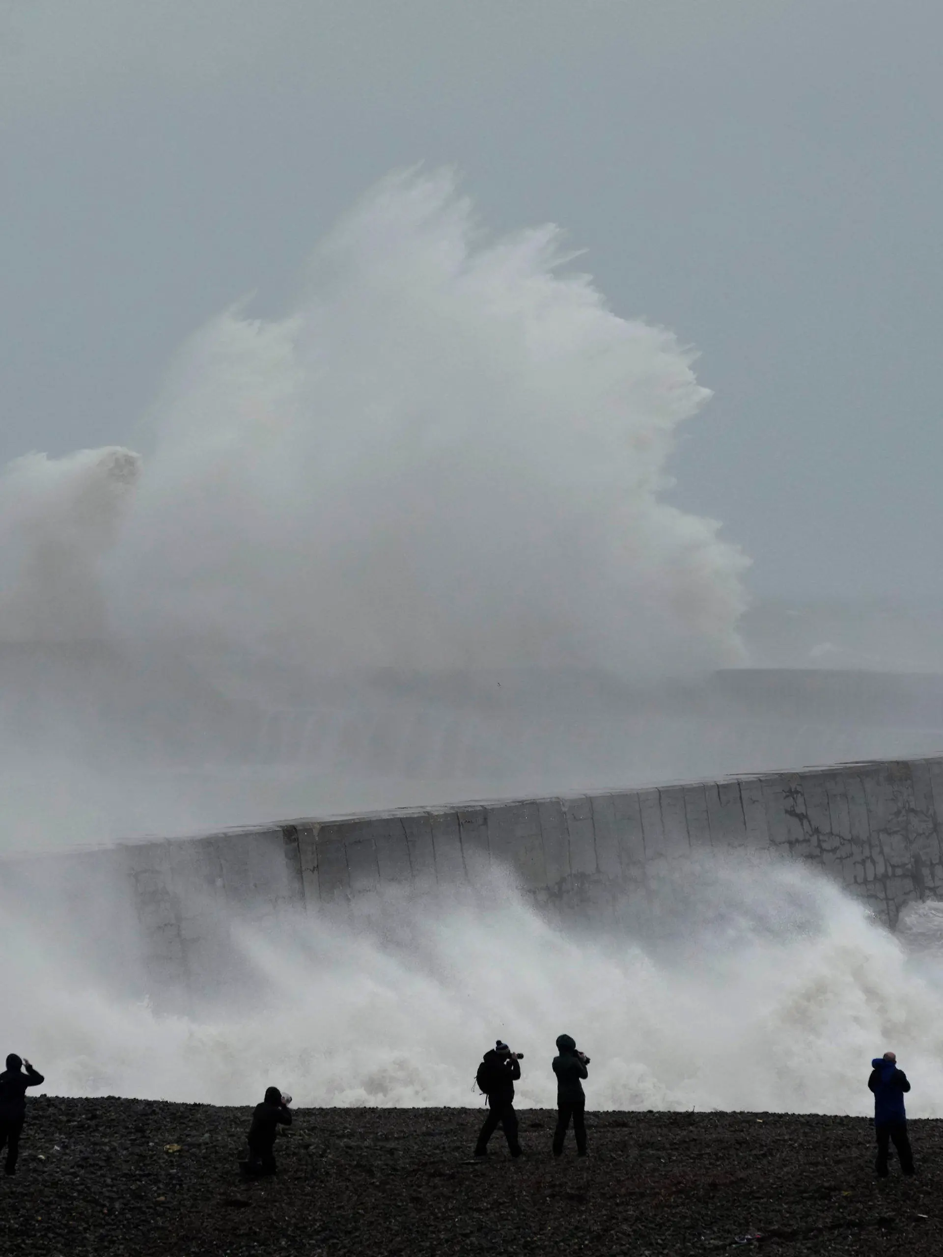 02.11.2023, Großbritannien, Newhaven: Wellen brechen über den Leuchtturm und die Hafenmauer. Das Orkantief «Emir» (international: Ciaran) bedroht Teile von Europa. Foto: Kin Cheung/AP/dpa +++ dpa-Bildfunk +++