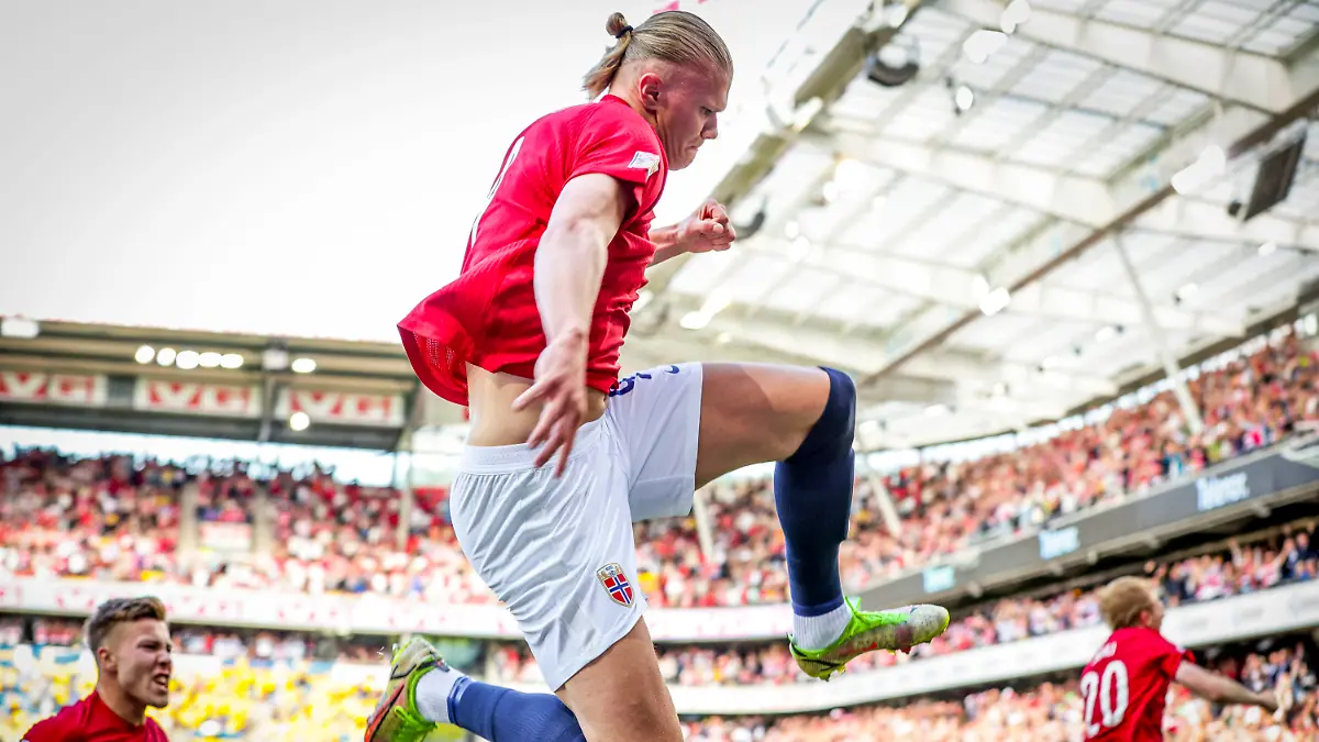 ARCHIV - 12.06.2022, Norwegen, Oslo: Fußball, WM: Erling Haaland (M) aus Norwegen jubelt nach seinem Treffer im Spiel gegen Schweden. Bei der WM ist er nicht dabei (zu dpa: «Haaland, Salah und die Italiener: Diese Stars fehlen bei der WM») Foto: Beate Oma Dahle/dpa +++ dpa-Bildfunk +++