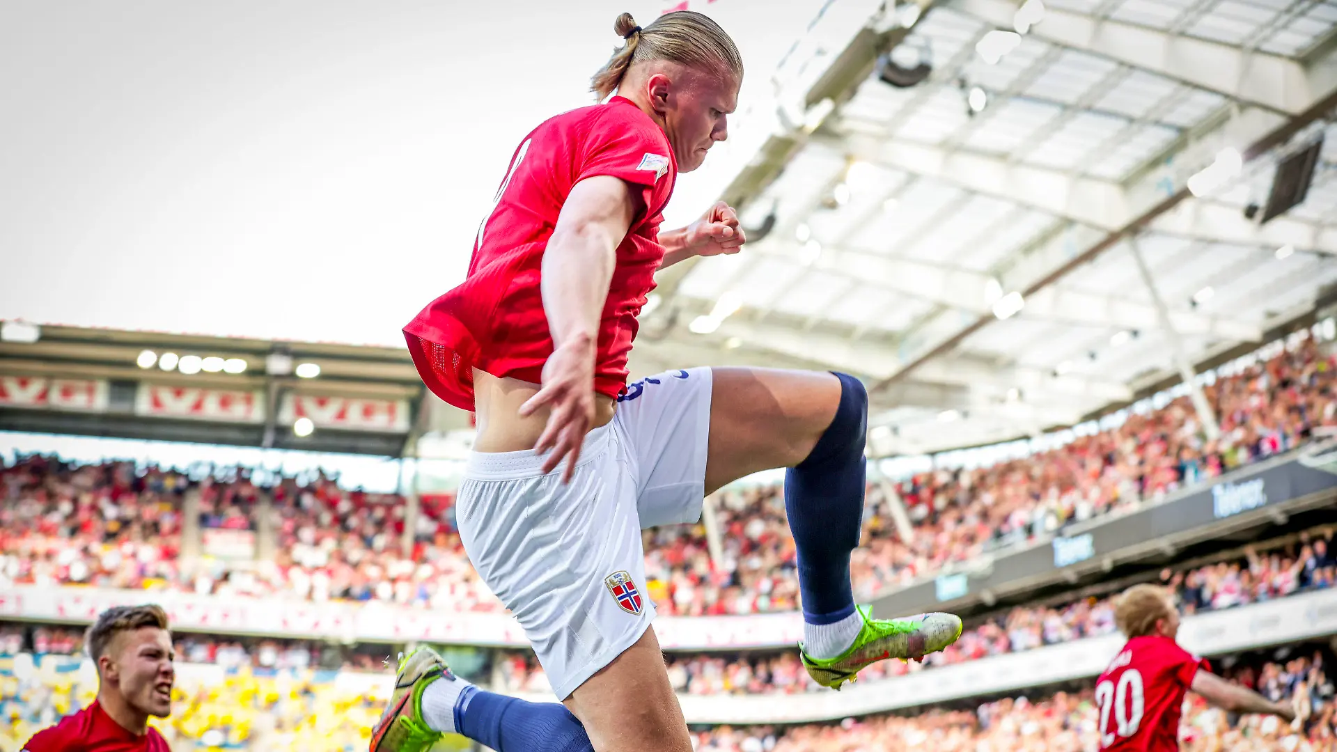 ARCHIV - 12.06.2022, Norwegen, Oslo: Fußball, WM: Erling Haaland (M) aus Norwegen jubelt nach seinem Treffer im Spiel gegen Schweden. Bei der WM ist er nicht dabei (zu dpa: «Haaland, Salah und die Italiener: Diese Stars fehlen bei der WM») Foto: Beate Oma Dahle/dpa +++ dpa-Bildfunk +++