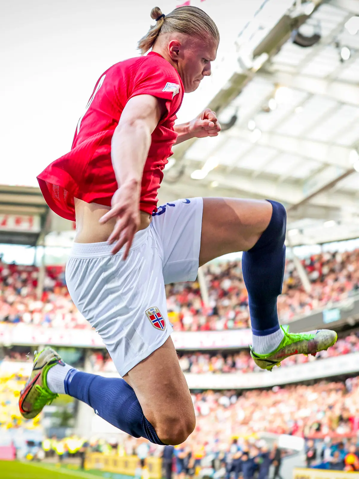 ARCHIV - 12.06.2022, Norwegen, Oslo: Fußball, WM: Erling Haaland (M) aus Norwegen jubelt nach seinem Treffer im Spiel gegen Schweden. Bei der WM ist er nicht dabei (zu dpa: «Haaland, Salah und die Italiener: Diese Stars fehlen bei der WM») Foto: Beate Oma Dahle/dpa +++ dpa-Bildfunk +++