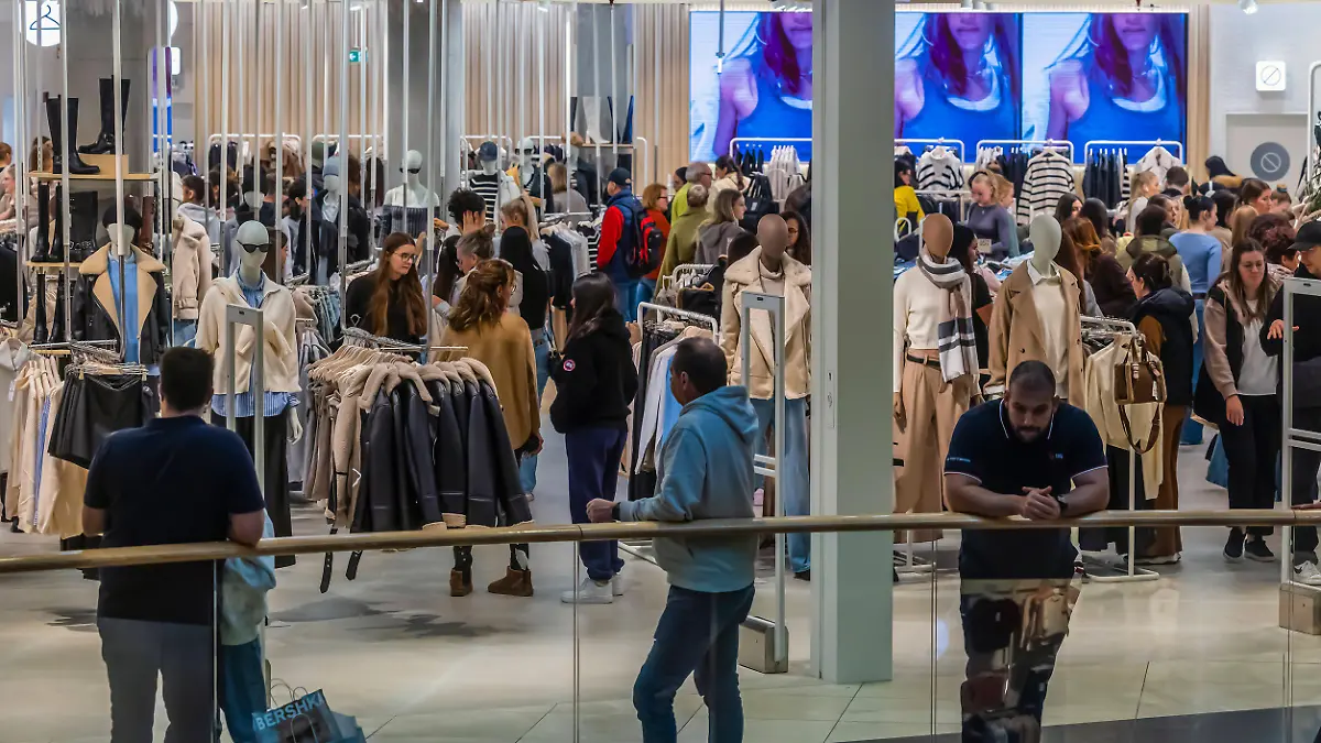 Erste Deutschland-Filiale der spanischen Damenmode-Marke Stradivarius der Firma Inditex im Milaneo in Stuttgart. Einkaufszentrum Milaneo, Europaviertel Stuttgart. / 02.11.2023, Stuttgart, Baden-Württemberg, Deutschland, Europa *** First Germany store of the Spanish womens fashion brand Stradivarius of the company Inditex in the Milaneo in Stuttgart shopping center Milaneo, Europaviertel Stuttgart 02 11 2023, Stuttgart, Baden Württemberg, Germany, Europe