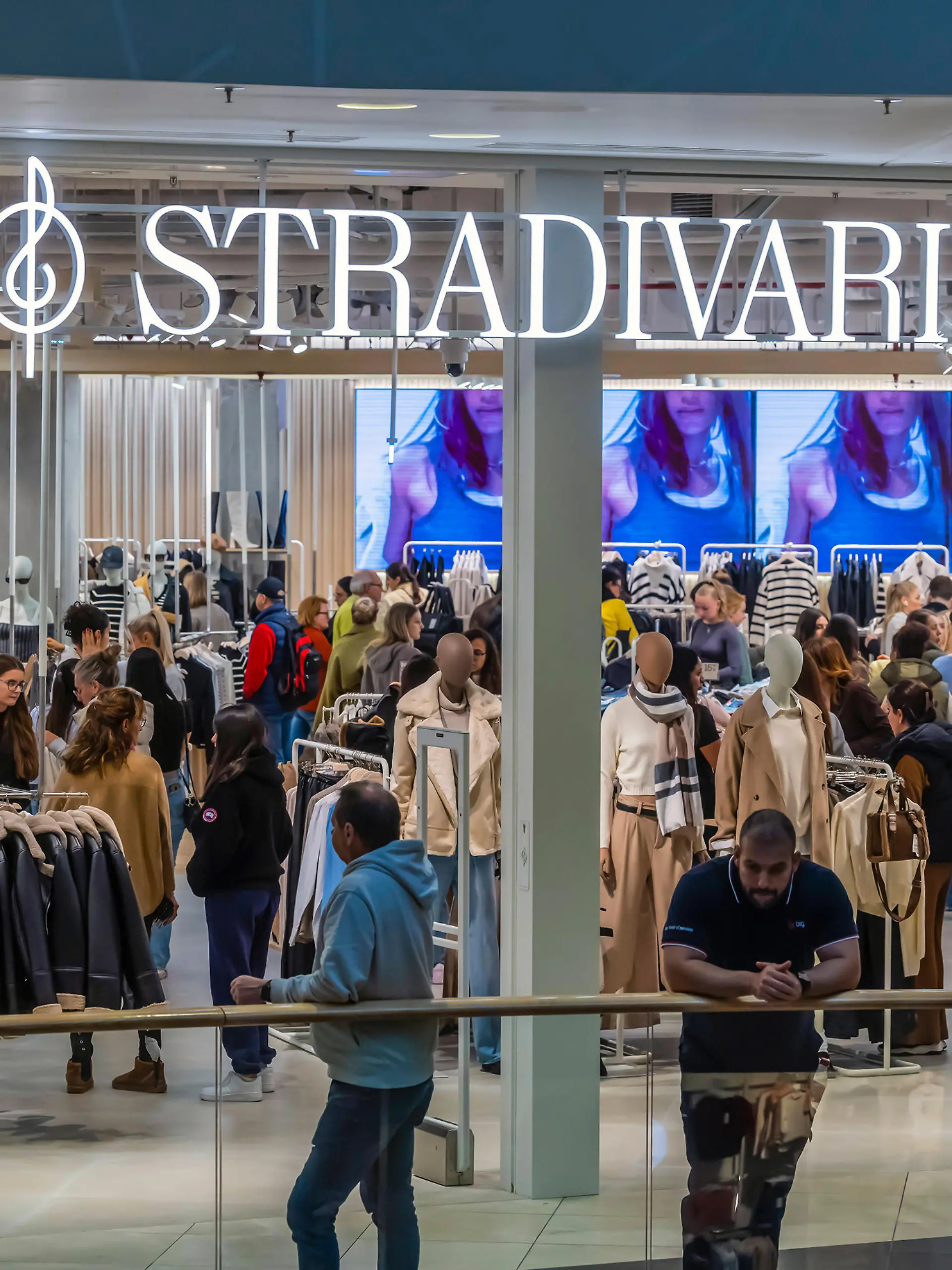Erste Deutschland-Filiale der spanischen Damenmode-Marke Stradivarius der Firma Inditex im Milaneo in Stuttgart. Einkaufszentrum Milaneo, Europaviertel Stuttgart. / 02.11.2023, Stuttgart, Baden-Württemberg, Deutschland, Europa *** First Germany store of the Spanish womens fashion brand Stradivarius of the company Inditex in the Milaneo in Stuttgart shopping center Milaneo, Europaviertel Stuttgart 02 11 2023, Stuttgart, Baden Württemberg, Germany, Europe
