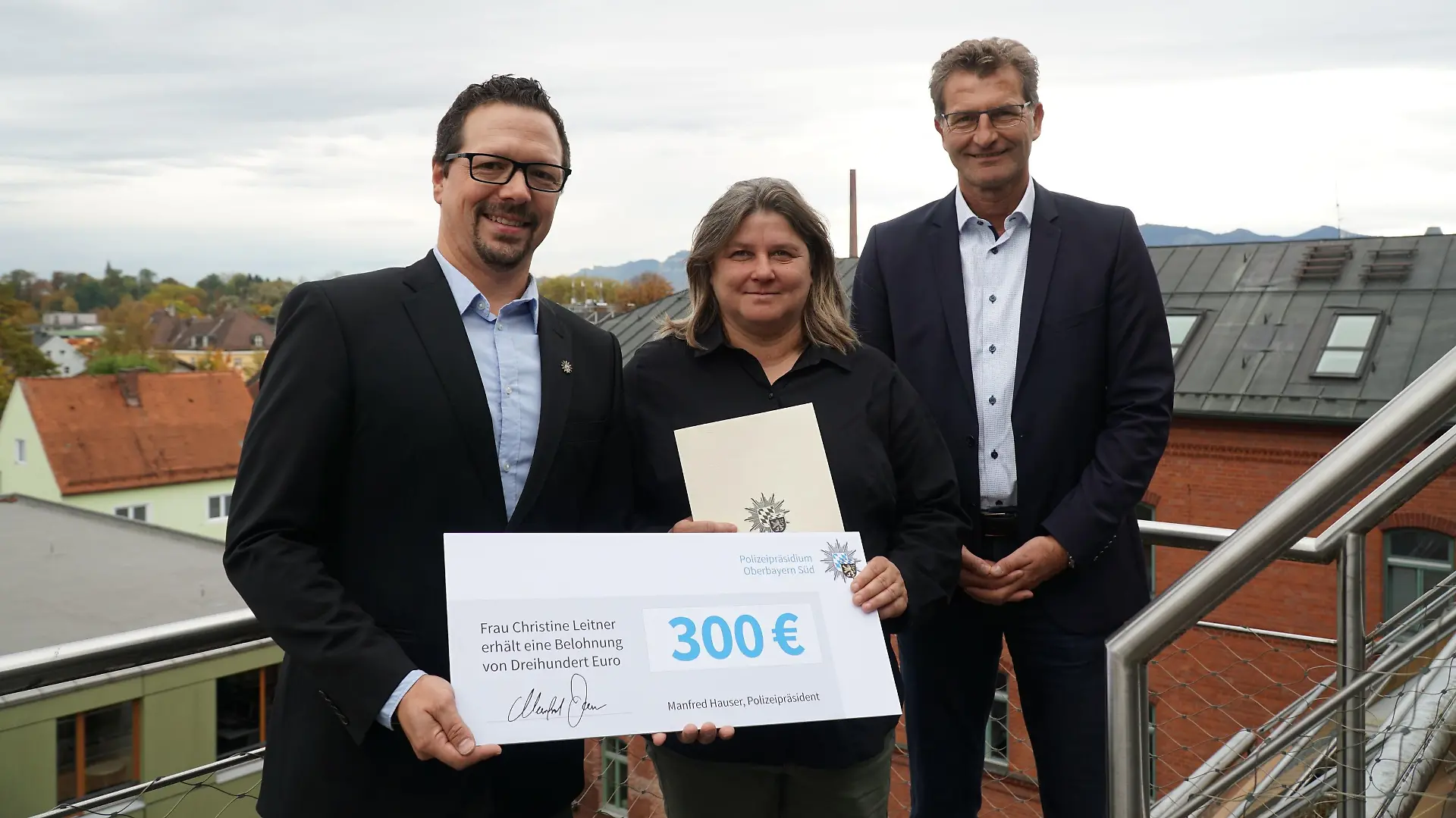 Als Dankeschön gibt's 300 Euro: Kriminaloberkommissar Sven Herweh, Christine Leitner und  der Leiter der Kriminalpolizeiinspektion Rosenheim, Hans-Peter Butz