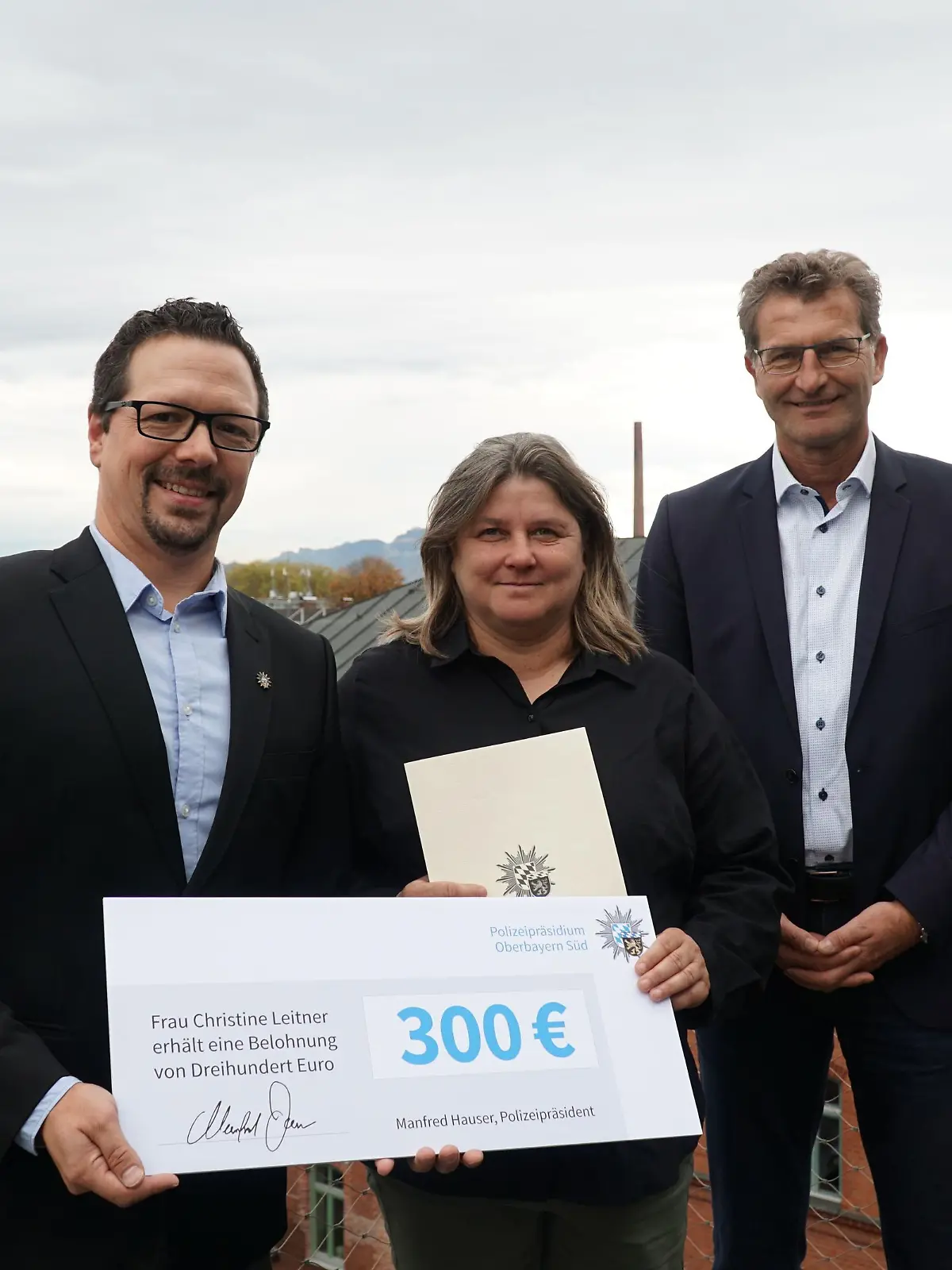 Als Dankeschön gibt's 300 Euro: Kriminaloberkommissar Sven Herweh, Christine Leitner und  der Leiter der Kriminalpolizeiinspektion Rosenheim, Hans-Peter Butz