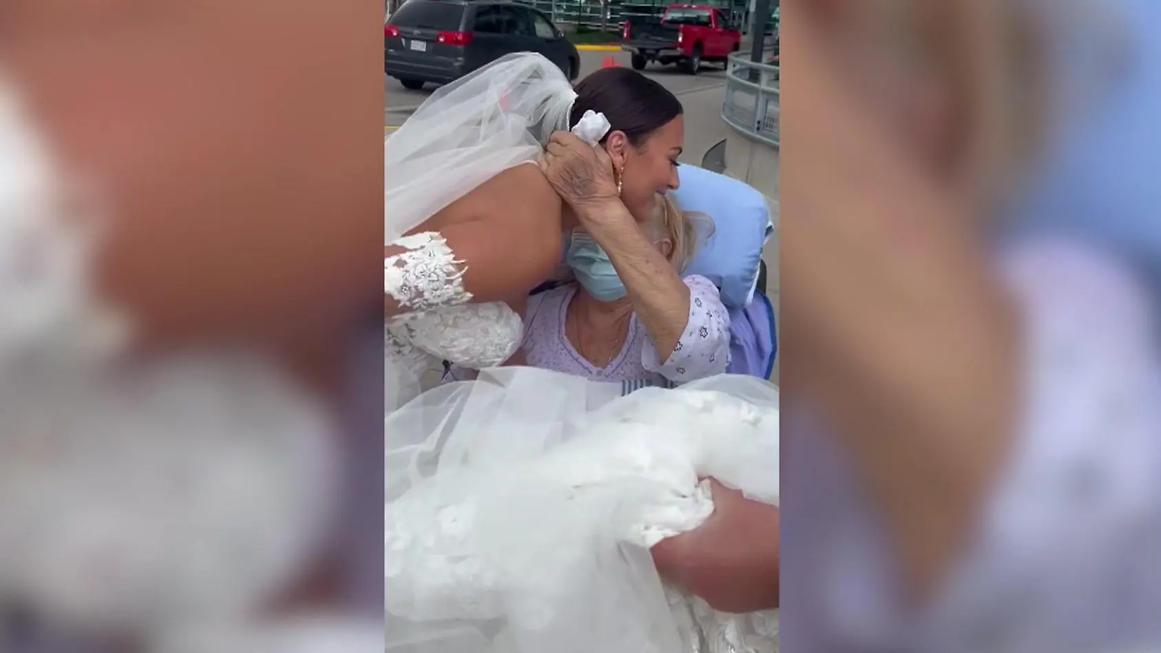 Braut überrascht Oma im Hochzeitskleid