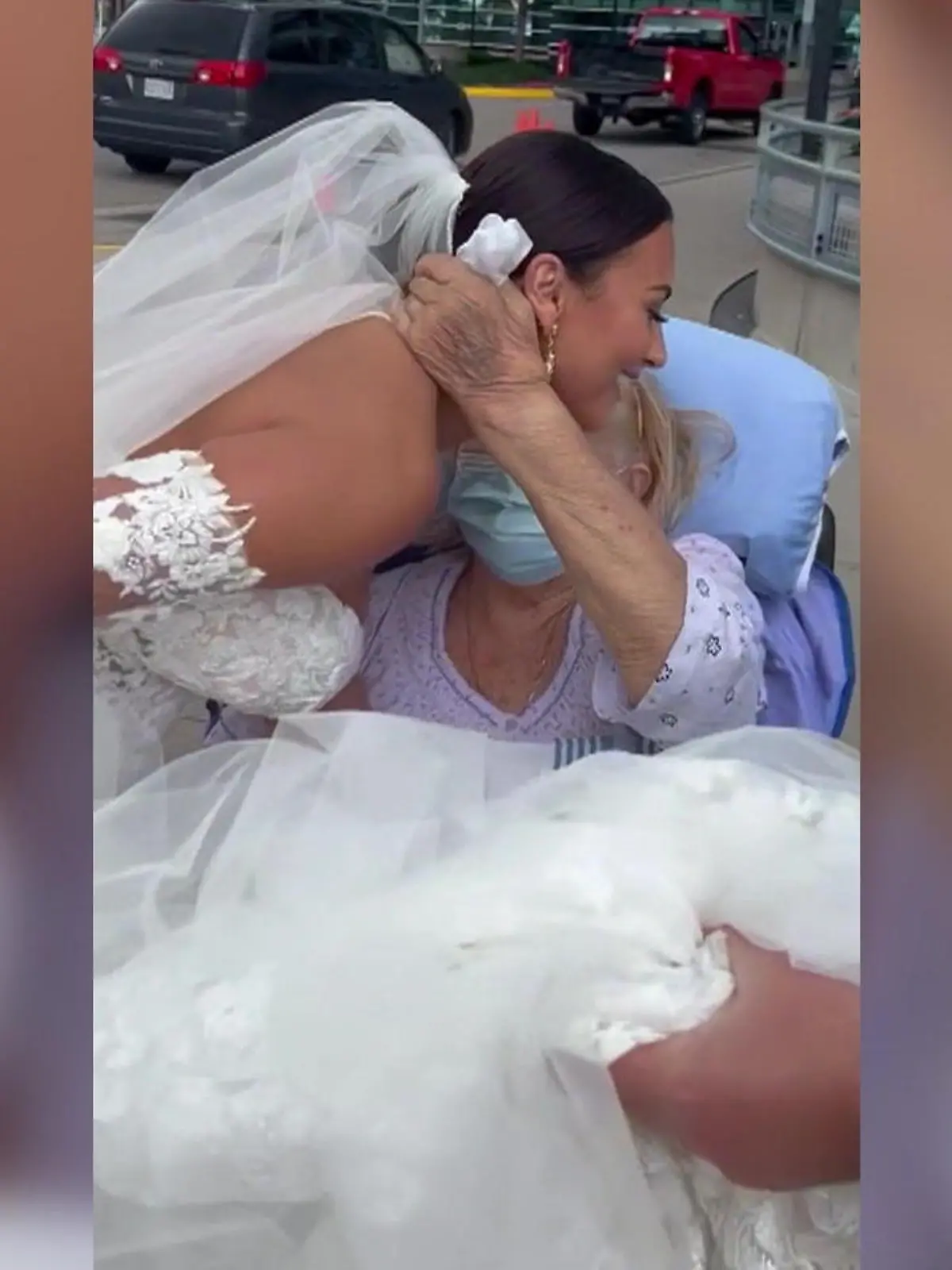 Es sollte der schönste Tag im Leben von Jessica werden. Doch ihre geliebte Großmutter kann nicht zu ihrer Hochzeit kommen. Die alte Dame ist zu schwach. Also lässt sich die Braut etwas einfallen - sehr zur Freude ihrer geliebten Oma. Die emotionalen Bilder gibt's im Video.