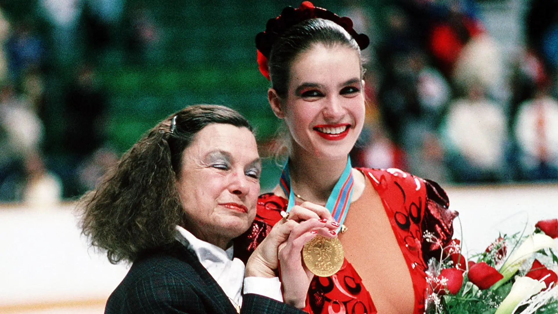 Katarina Witt (re.) posiert nach ihrem Olympiasieg 1988 in Calgary mit ihrer Trainerin Jutta Müller (beide DDR) / Katharina Witt gewann 1984 und 1988 Olympisches Gold im Eiskunstlauf - 1988 mit ihrer legenderen Kür zu Musik aus Georges Bizets Oper Carmen, zu der auch ihre grösste Konkurrentin DebiThomas antrat.