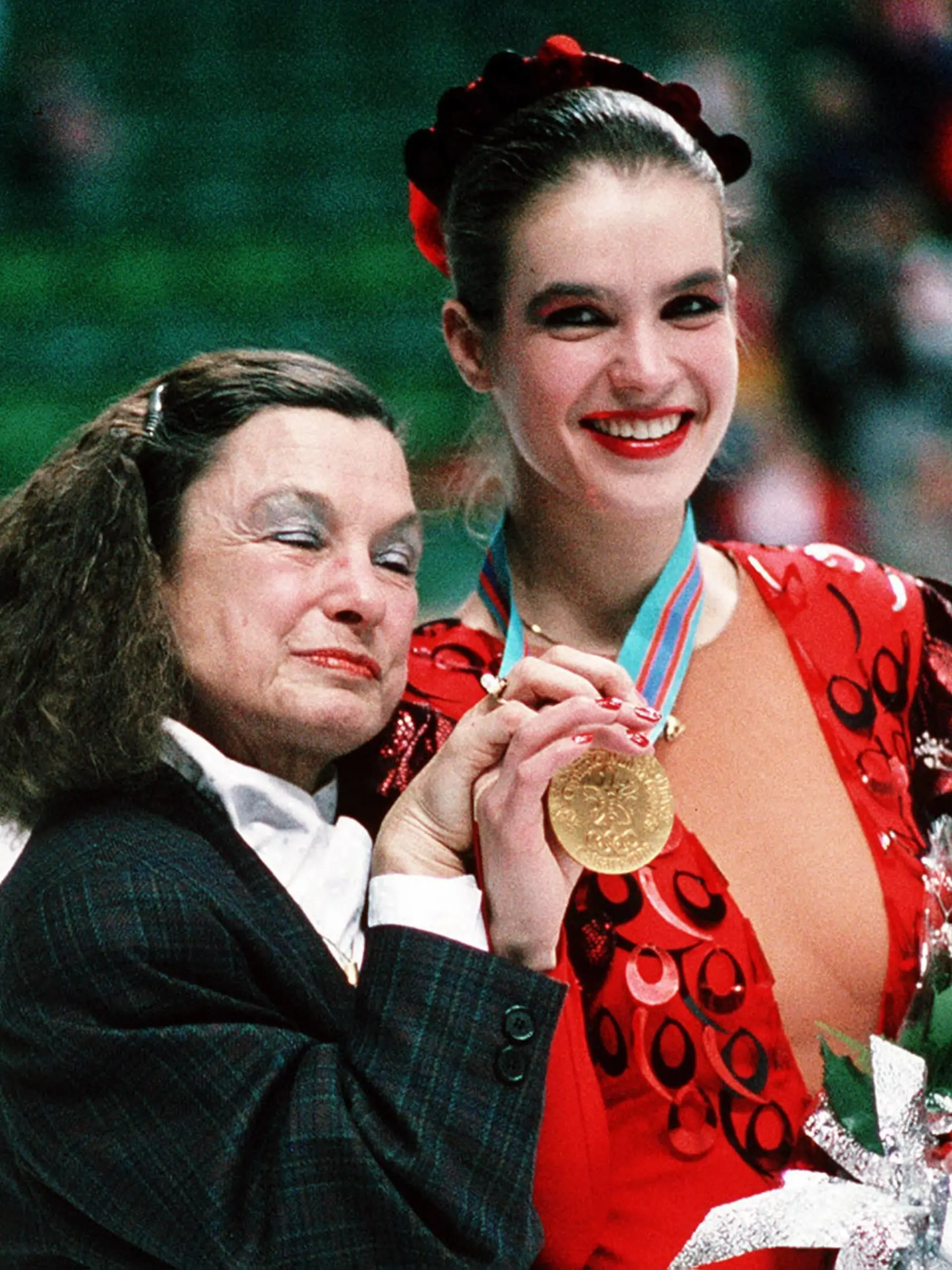 Katarina Witt (re.) posiert nach ihrem Olympiasieg 1988 in Calgary mit ihrer Trainerin Jutta Müller (beide DDR) / Katharina Witt gewann 1984 und 1988 Olympisches Gold im Eiskunstlauf - 1988 mit ihrer legenderen Kür zu Musik aus Georges Bizets Oper Carmen, zu der auch ihre grösste Konkurrentin DebiThomas antrat.