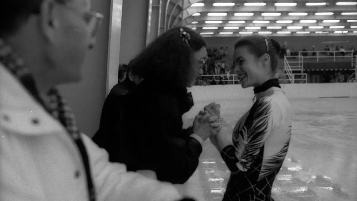 Bildnummer: 02538489  Datum: 26.03.1988  Copyright: imago/Karl-Heinz Stana
Katarina Witt (re.) und Trainerin Jutta Müller (beide DDR) gut gelaunt; Kati, Kathi, Katharina, quer, lachen, lächeln WM 1988, Training, Vneg, Vsw Budapest Harmonie,  Freude Eiskunstlauf Damen Einzel Gruppenbild optimistisch Randmotiv Personen