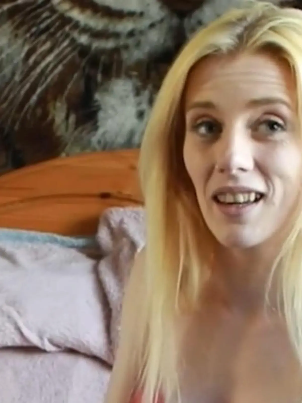 In ihrem schottischen Heimatdorf wird Laura Whyte gemieden - weil die Zweifach-Mama auf OnlyFans sexy Videos hochlädt. Die Frauen im Dorf hätten Angst, dass ihre Männer Lauras Content anschauen. Deswegen werde sie bedroht, behauptet Laura. Die denkt aber nicht daran, aufzuhören. Immerhin hat sie fast das Geld zusammen, sich ein schönes Häuschen mit Grundstück außerhalb des Dorfes zu kaufen.
