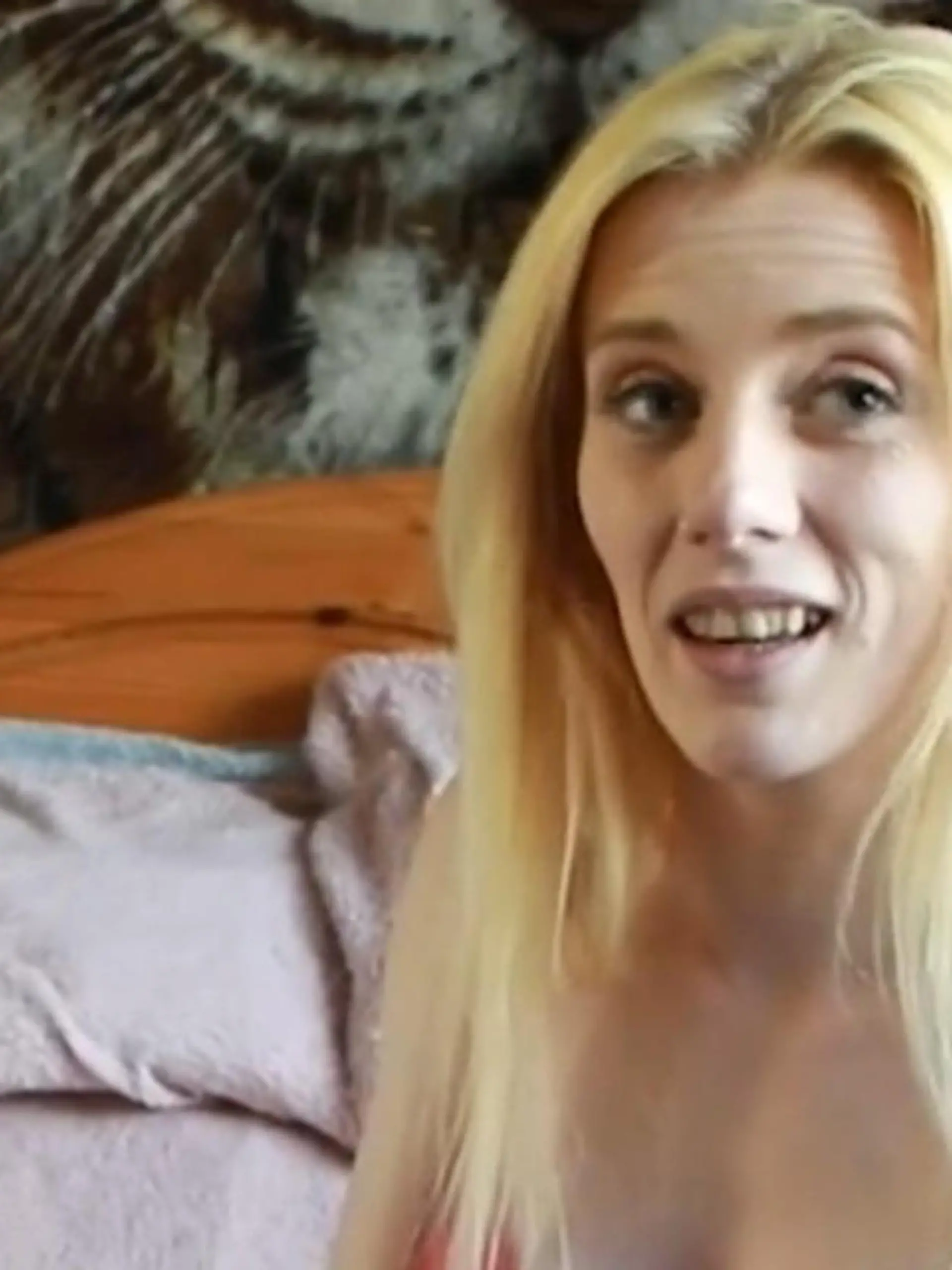 In ihrem schottischen Heimatdorf wird Laura Whyte gemieden - weil die Zweifach-Mama auf OnlyFans sexy Videos hochlädt. Die Frauen im Dorf hätten Angst, dass ihre Männer Lauras Content anschauen. Deswegen werde sie bedroht, behauptet Laura. Die denkt aber nicht daran, aufzuhören. Immerhin hat sie fast das Geld zusammen, sich ein schönes Häuschen mit Grundstück außerhalb des Dorfes zu kaufen.