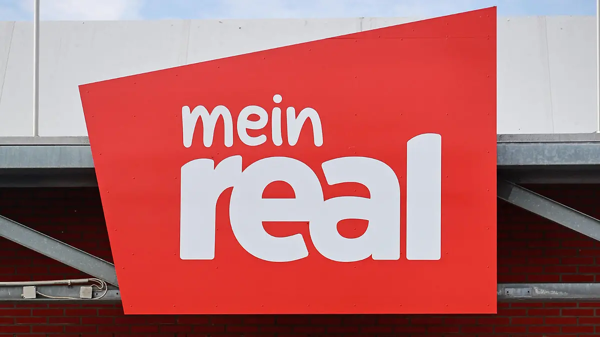 29.09.2023, Sachsen-Anhalt, Wernigerode: Das Logo der SB-Warenhauskette Mein Real. Mein Real stellt Antrag auf Insolvenz in Eigenverwaltung. Foto: Matthias Bein/dpa +++ dpa-Bildfunk +++
