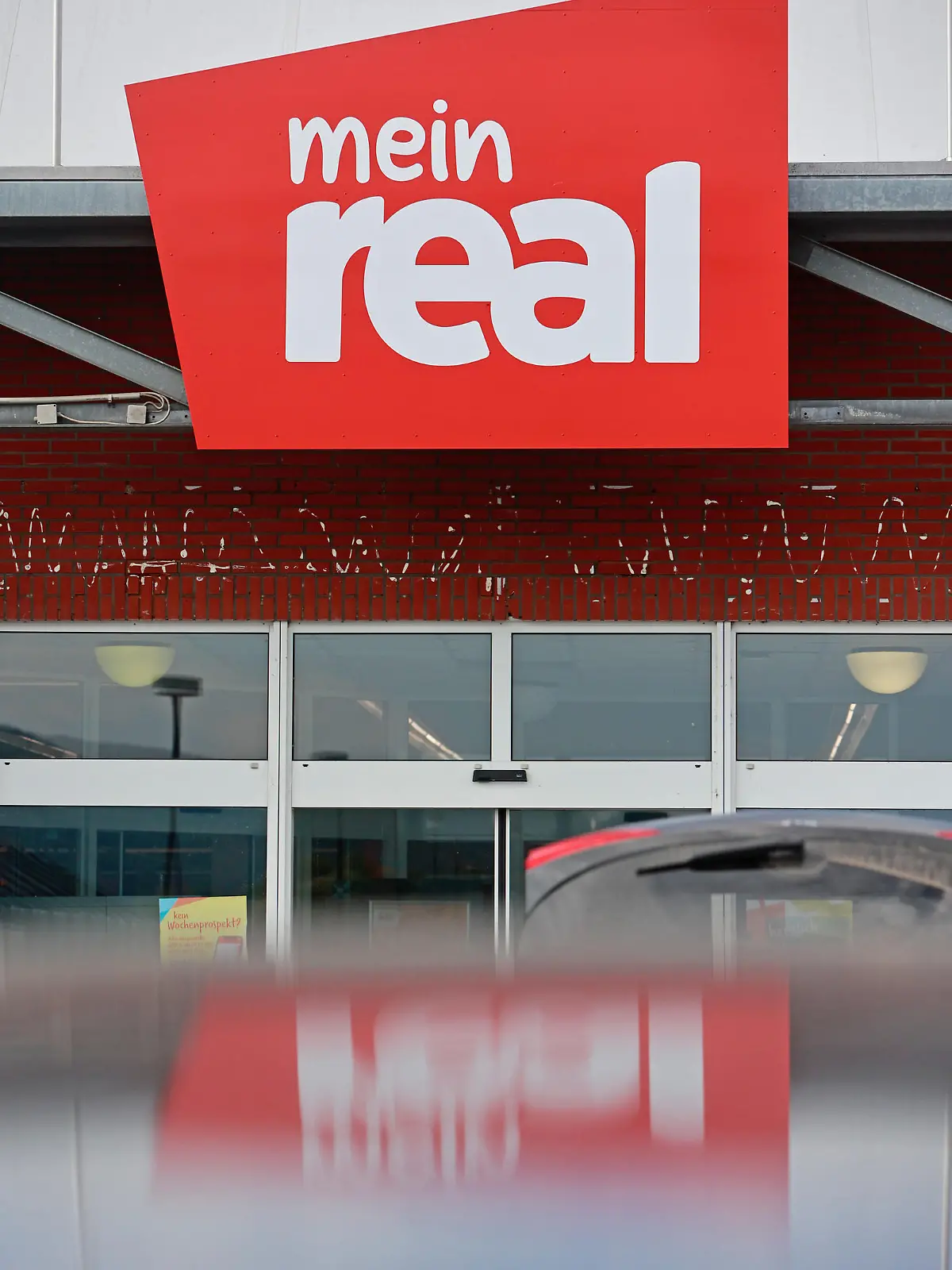 29.09.2023, Sachsen-Anhalt, Wernigerode: Das Logo der SB-Warenhauskette Mein Real. Mein Real stellt Antrag auf Insolvenz in Eigenverwaltung. Foto: Matthias Bein/dpa +++ dpa-Bildfunk +++