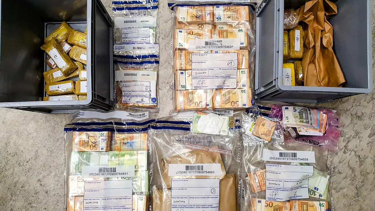 HANDOUT - 31.10.2023, Bayern, Hunderdorf: Rund 50 Kilogramm Gold und fast 500 000 Euro Bargeld haben Schleierfahnder bei einer Autokontrolle in Niederbayern sichergestellt. (zu dpa: «50 Kilogramm Gold und Bargeld im Auto - Zwei Festnahmen») Foto: -/Polizeipräsidium Niederbayern/dpa - ACHTUNG: Nur zur redaktionellen Verwendung im Zusammenhang mit der aktuellen Berichterstattung und nur mit vollständiger Nennung des vorstehenden Credits +++ dpa-Bildfunk +++