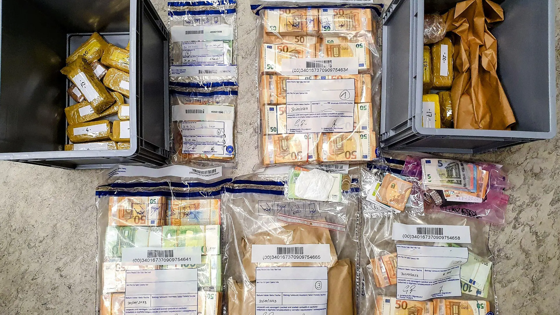 HANDOUT - 31.10.2023, Bayern, Hunderdorf: Rund 50 Kilogramm Gold und fast 500 000 Euro Bargeld haben Schleierfahnder bei einer Autokontrolle in Niederbayern sichergestellt. (zu dpa: «50 Kilogramm Gold und Bargeld im Auto - Zwei Festnahmen») Foto: -/Polizeipräsidium Niederbayern/dpa - ACHTUNG: Nur zur redaktionellen Verwendung im Zusammenhang mit der aktuellen Berichterstattung und nur mit vollständiger Nennung des vorstehenden Credits +++ dpa-Bildfunk +++