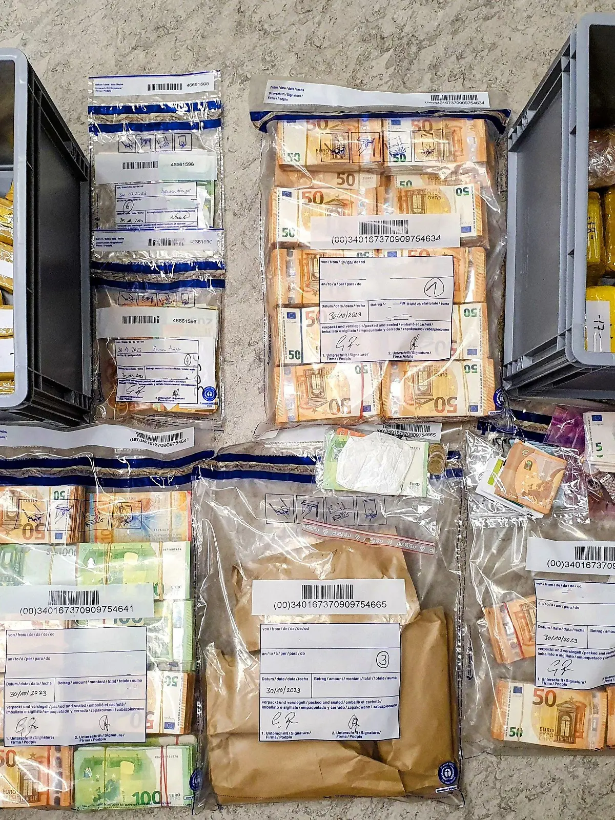 HANDOUT - 31.10.2023, Bayern, Hunderdorf: Rund 50 Kilogramm Gold und fast 500 000 Euro Bargeld haben Schleierfahnder bei einer Autokontrolle in Niederbayern sichergestellt. (zu dpa: «50 Kilogramm Gold und Bargeld im Auto - Zwei Festnahmen») Foto: -/Polizeipräsidium Niederbayern/dpa - ACHTUNG: Nur zur redaktionellen Verwendung im Zusammenhang mit der aktuellen Berichterstattung und nur mit vollständiger Nennung des vorstehenden Credits +++ dpa-Bildfunk +++