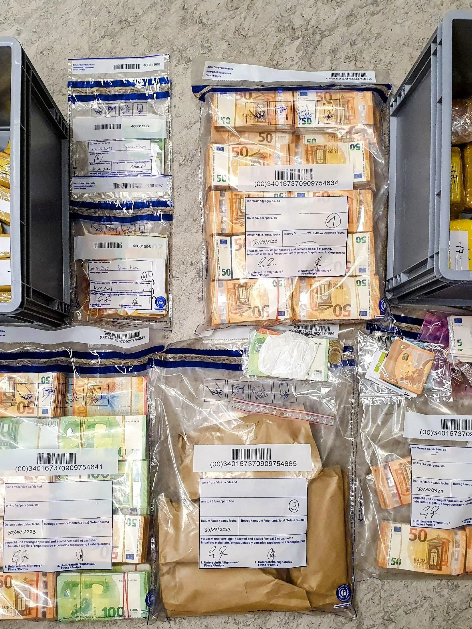 HANDOUT - 31.10.2023, Bayern, Hunderdorf: Rund 50 Kilogramm Gold und fast 500 000 Euro Bargeld haben Schleierfahnder bei einer Autokontrolle in Niederbayern sichergestellt. (zu dpa: «50 Kilogramm Gold und Bargeld im Auto - Zwei Festnahmen») Foto: -/Polizeipräsidium Niederbayern/dpa - ACHTUNG: Nur zur redaktionellen Verwendung im Zusammenhang mit der aktuellen Berichterstattung und nur mit vollständiger Nennung des vorstehenden Credits +++ dpa-Bildfunk +++