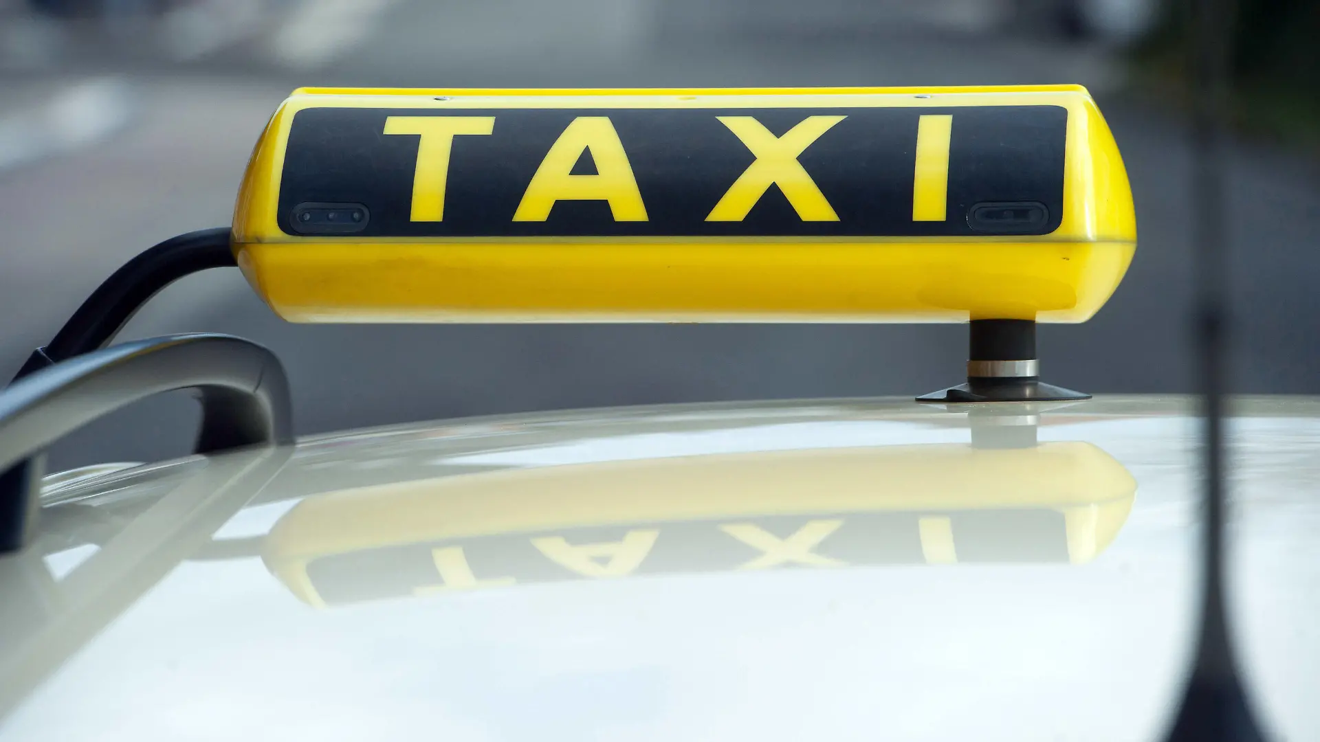 ARCHIV - 01.04.2015, Mecklenburg-Vorpommern, Sassnitz: Ein Taxi wartet vor dem Bahnhof. Der Bundestag soll am Freitag (11.20 Uhr) eine lang diskutierte Reform des Taxi- und Fahrdienstmarktes in Deutschland beschließen. (zu dpa: "Neue Fahrdienste per App - Bundestag soll Reform beschließen") Foto: Stefan Sauer/dpa-Zentralbild/dpa +++ dpa-Bildfunk +++