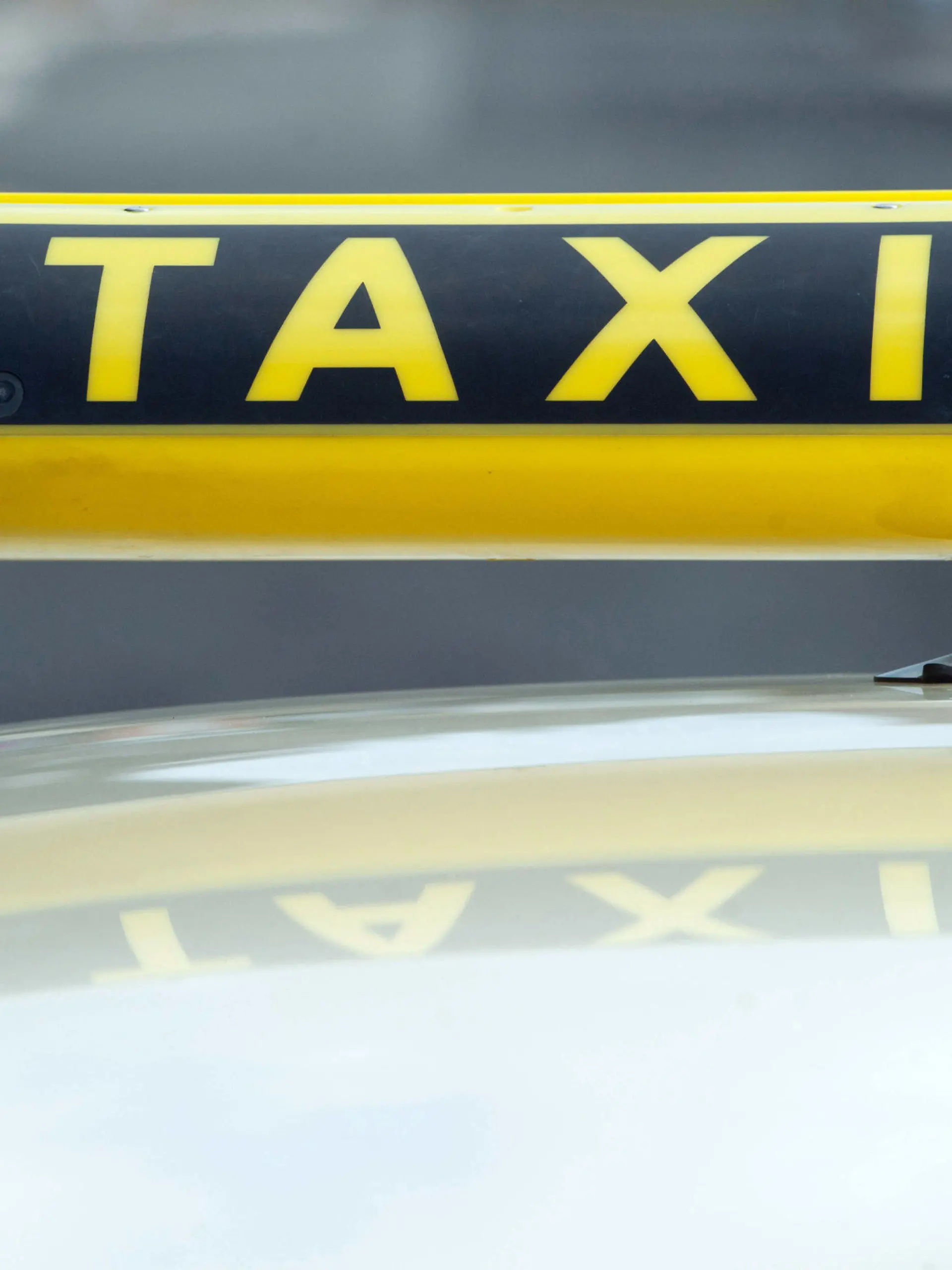 ARCHIV - 01.04.2015, Mecklenburg-Vorpommern, Sassnitz: Ein Taxi wartet vor dem Bahnhof. Der Bundestag soll am Freitag (11.20 Uhr) eine lang diskutierte Reform des Taxi- und Fahrdienstmarktes in Deutschland beschließen. (zu dpa: "Neue Fahrdienste per App - Bundestag soll Reform beschließen") Foto: Stefan Sauer/dpa-Zentralbild/dpa +++ dpa-Bildfunk +++