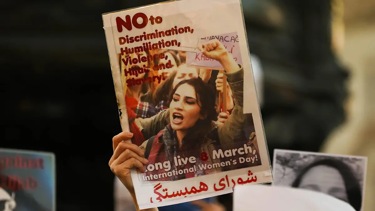  . 28/09/2022. London, United Kingdom. Iranian Protest Piccadilly Circus. Iranians & supporters gather at Piccadilly Circus to protest the death in custody of of Mahsa Amini in Teheran. PUBLICATIONxINxGERxSUIxAUTxHUNxONLY xMartynxWheatleyx/xi-Imagesx IIM-23800-0018