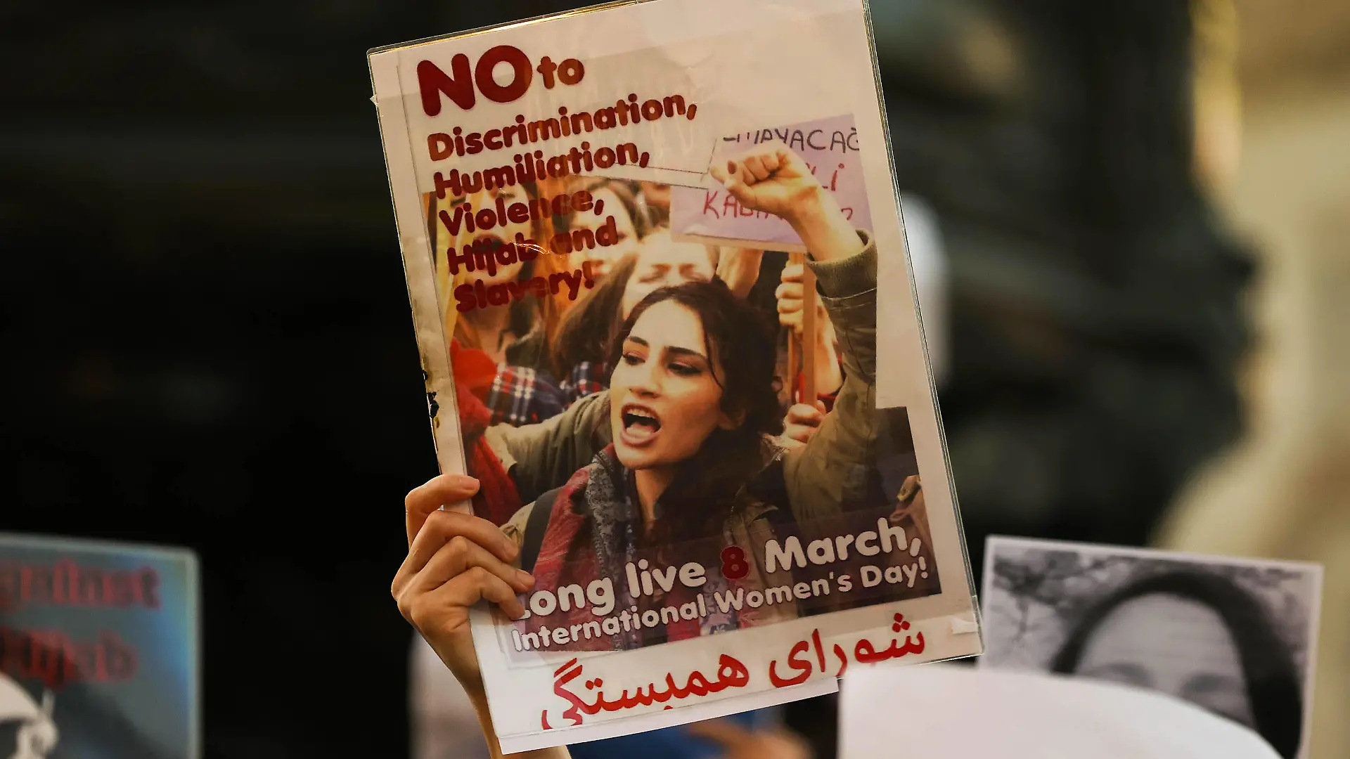 . 28/09/2022. London, United Kingdom. Iranian Protest Piccadilly Circus. Iranians & supporters gather at Piccadilly Circus to protest the death in custody of of Mahsa Amini in Teheran. PUBLICATIONxINxGERxSUIxAUTxHUNxONLY xMartynxWheatleyx/xi-Imagesx IIM-23800-0018
