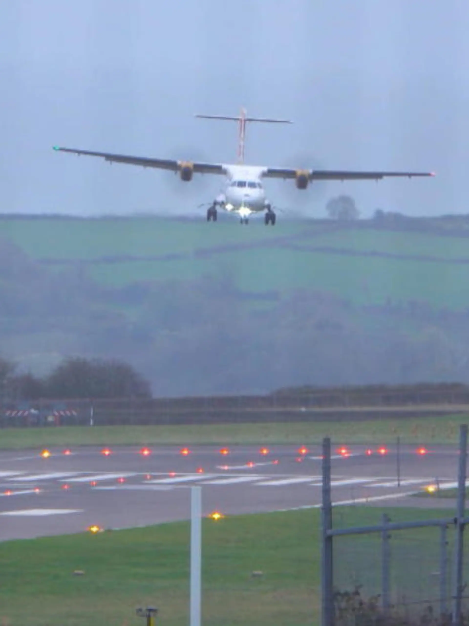 Sturm Claudio sorgt aktuell für Chaos in Großbritannien. Die starken Winde sorgte bei einem Landeanflug eines Flugzeugs in Bristol für Schnappatmung bei den Zuschauern.
