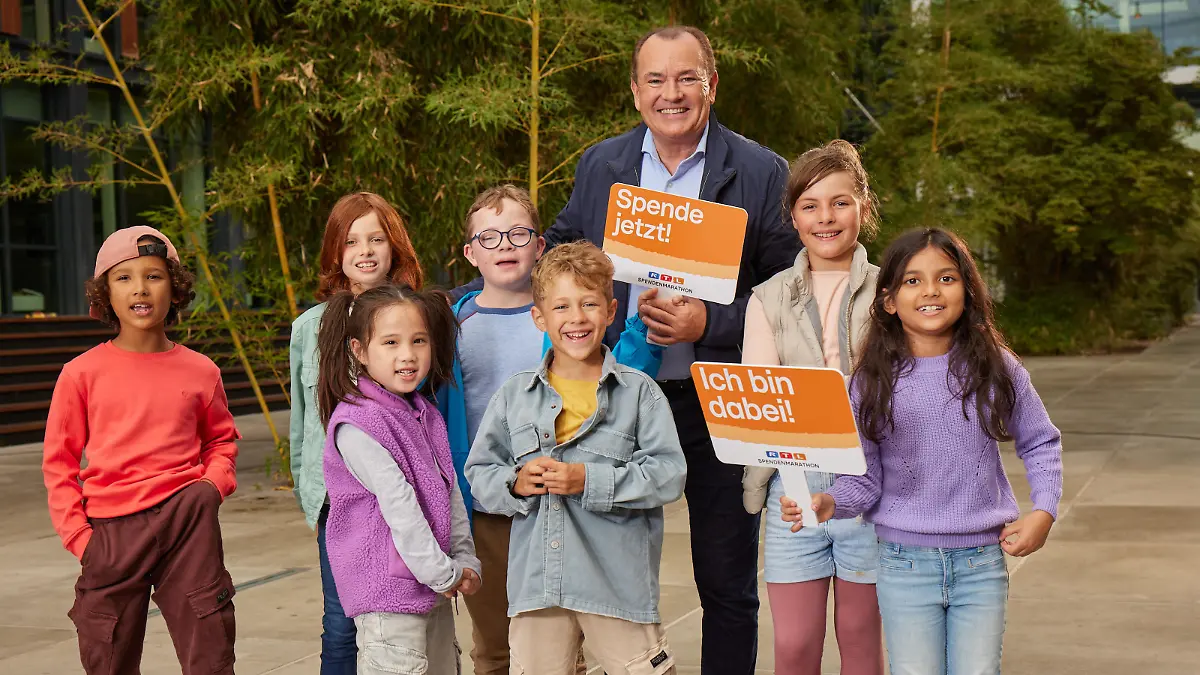 Wolfram Kons mit einer Gruppe von Kindern