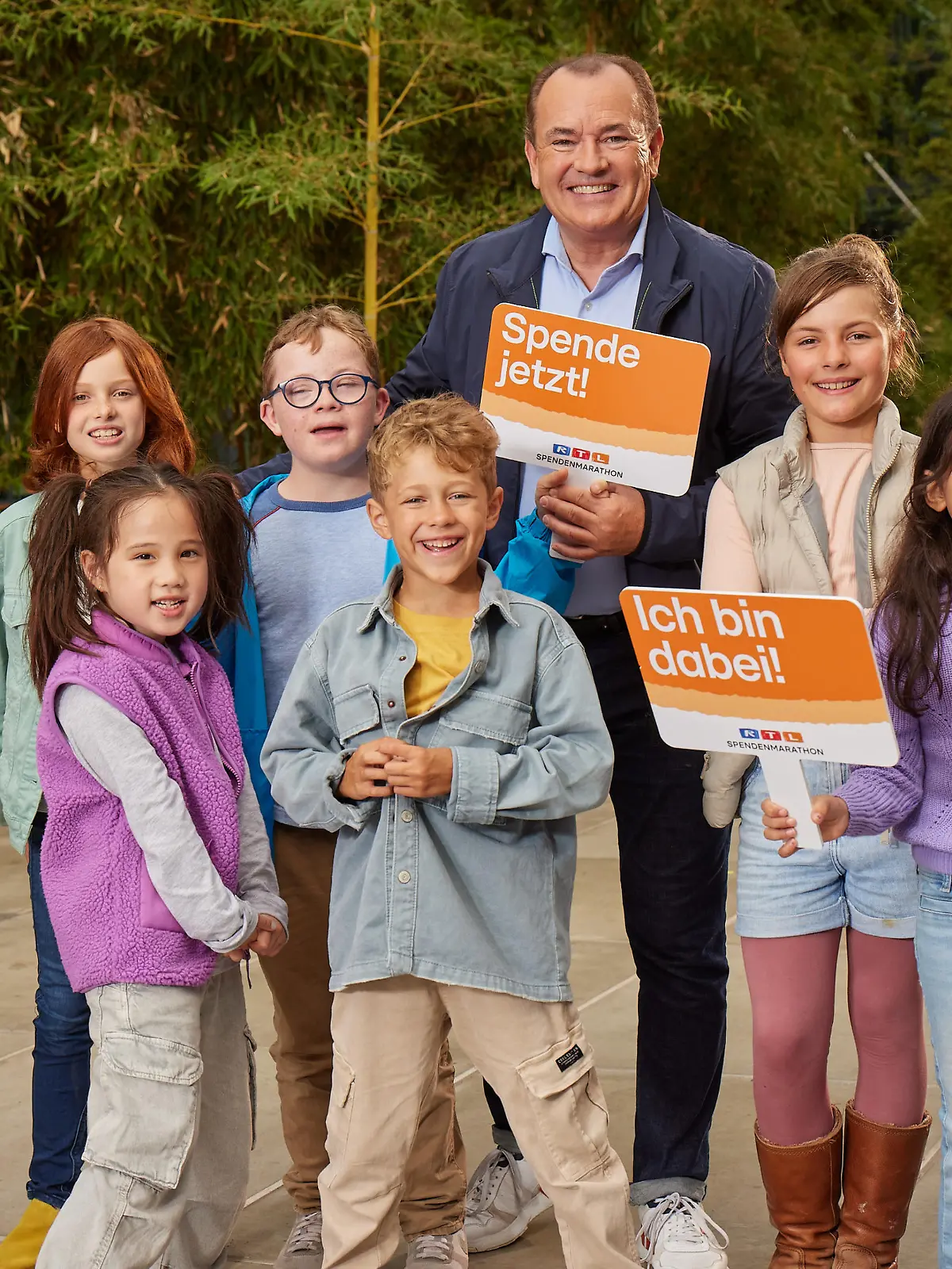 Wolfram Kons mit einer Gruppe von Kindern