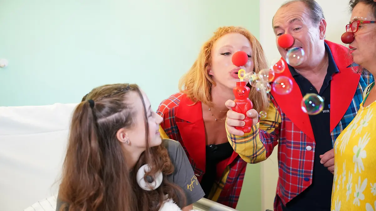 Lachen ist Gesund wird gesagt, in den Krankenhäusern kommt dies bei den Kindern oft zu kurz. Sie erleben den Ort als bedrohlich und trist. Genau das wollen Anna Ermakova und die RTL Wir Helfen Kindern Stiftung ändern. Mit Hilfe der Spenden soll es verschiedenen Krankenhäusern ermöglicht werden die speziell ausgebildeten Clown:innen mit auf Visite zu nehmen um den Kindern eine heilungsverlauf förderte Freude zu bereiten. V.l.: Patientin,, Projektpatin Anna Ermakova, Vorstand Stiftung RTL - Wir helfen Kindern e.V. Wolfram Kons und Klinikclownin Isabell Steidl
Achtung: Bei Veröffentlichung müssen "RTL-Spendenmarathon", bzw. "Stiftung RTL - Wir helfen Kindern" erwähnt werden!! / 260923
***Annual TV fundraising campaign with celebrities "RTL Spendenmarathon" GERMANY 2023 / When published, RTL donation marathon or Stiftung RTL - We help children must be mentioned!!***